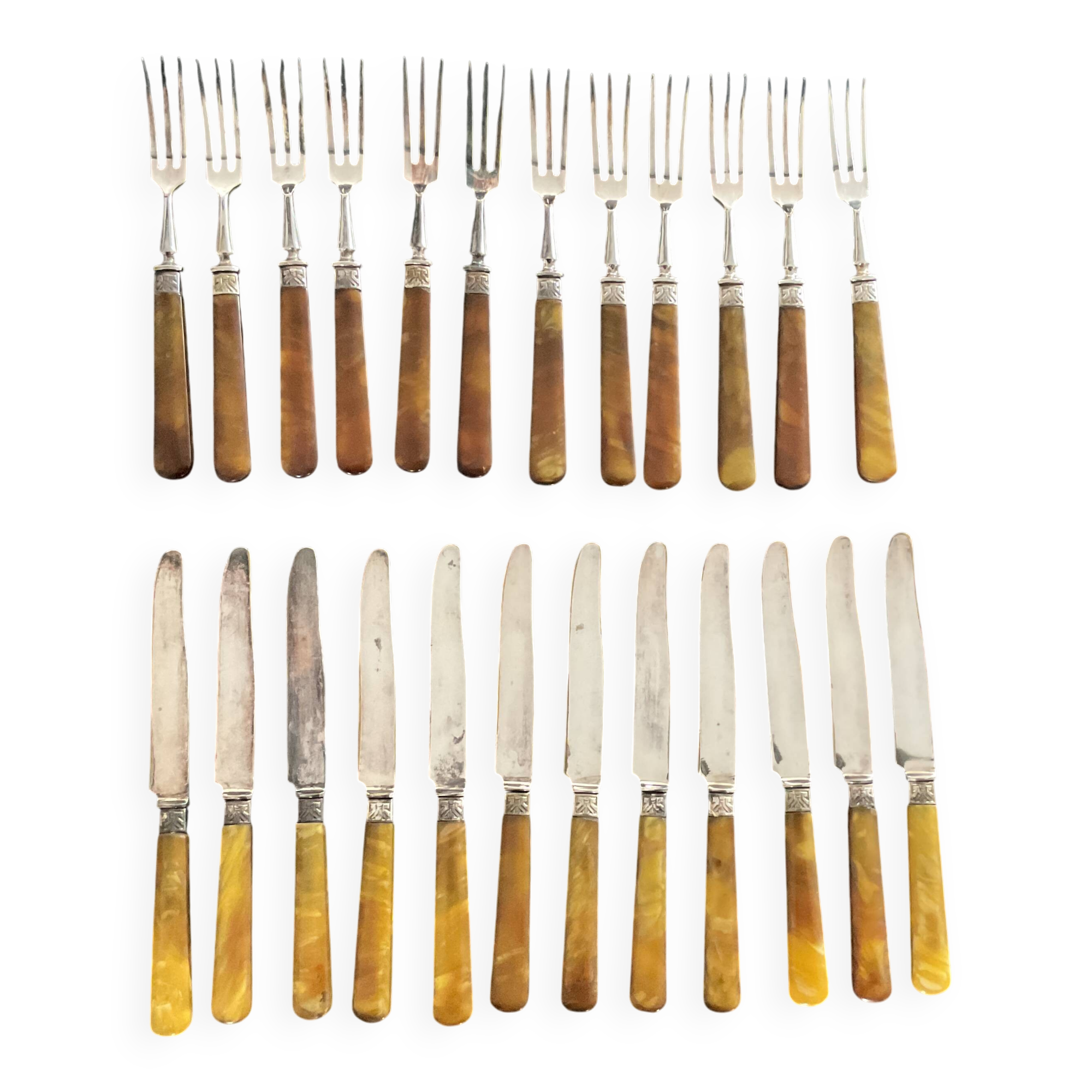 Dessert/cheese cutlery set 17cm Bakelite or horn handles?