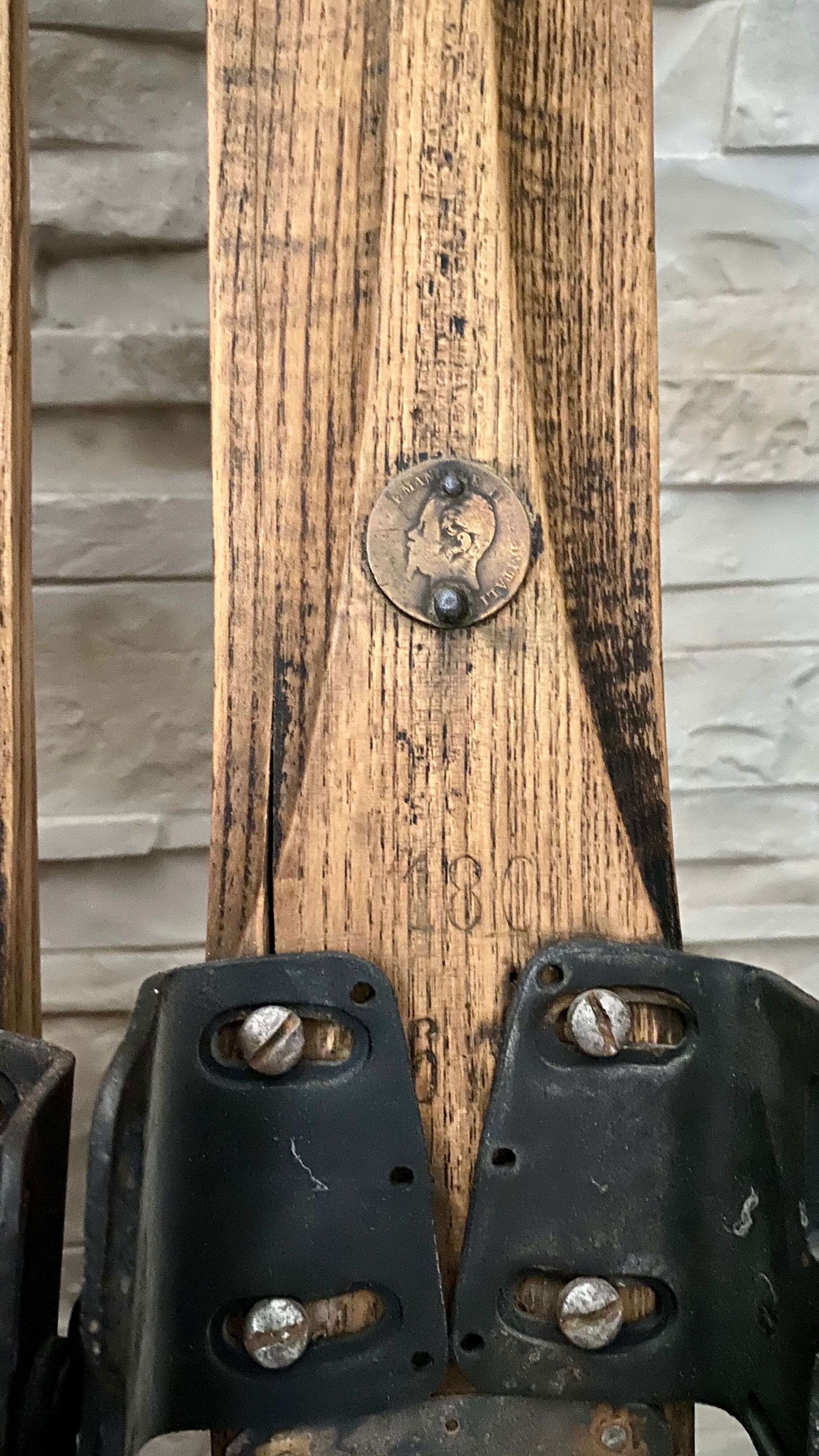 Paire de ski vintage en bois