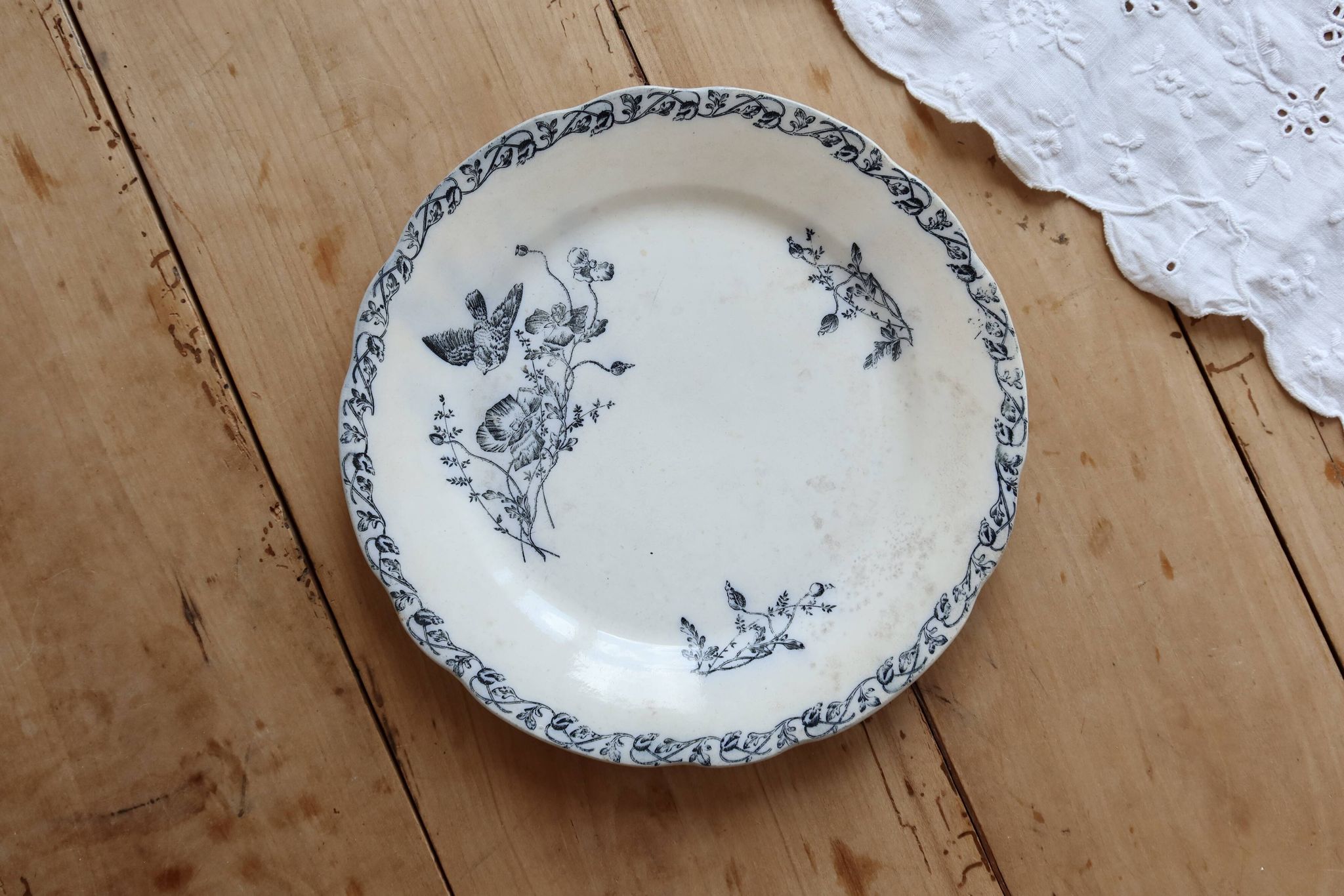 Assiette plate terre de fer Onnaing - Décor végétal bleu