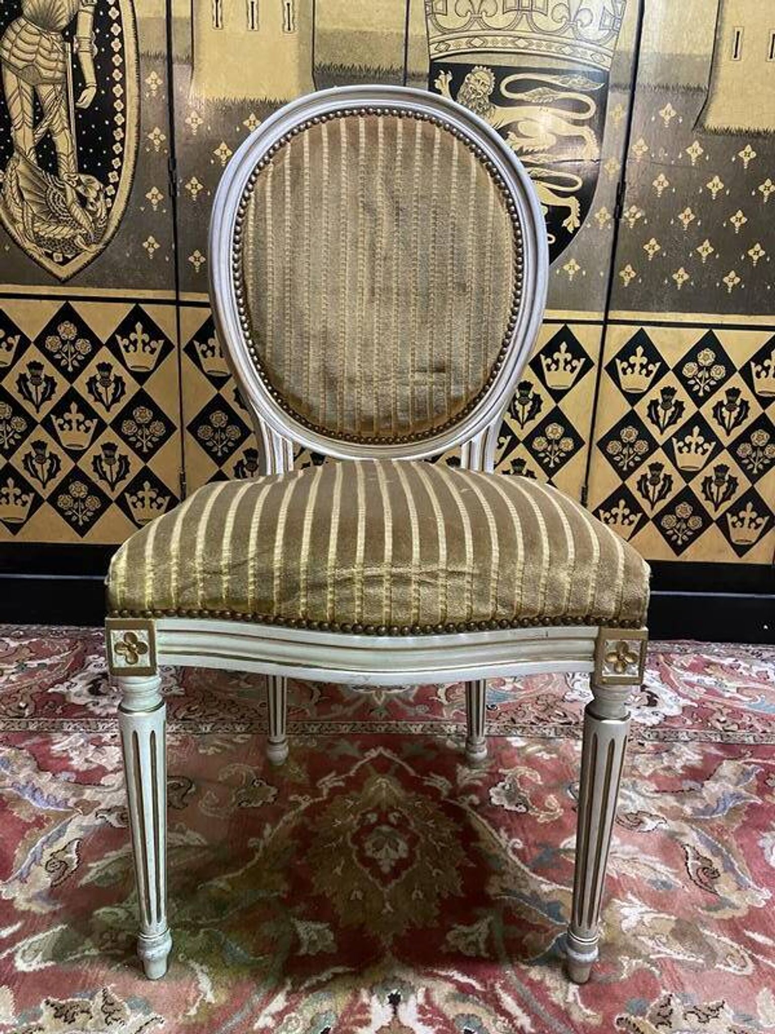 Suite de 4 chaises médaillons de style Louis XVI