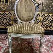Suite de 4 chaises médaillons de style Louis XVI