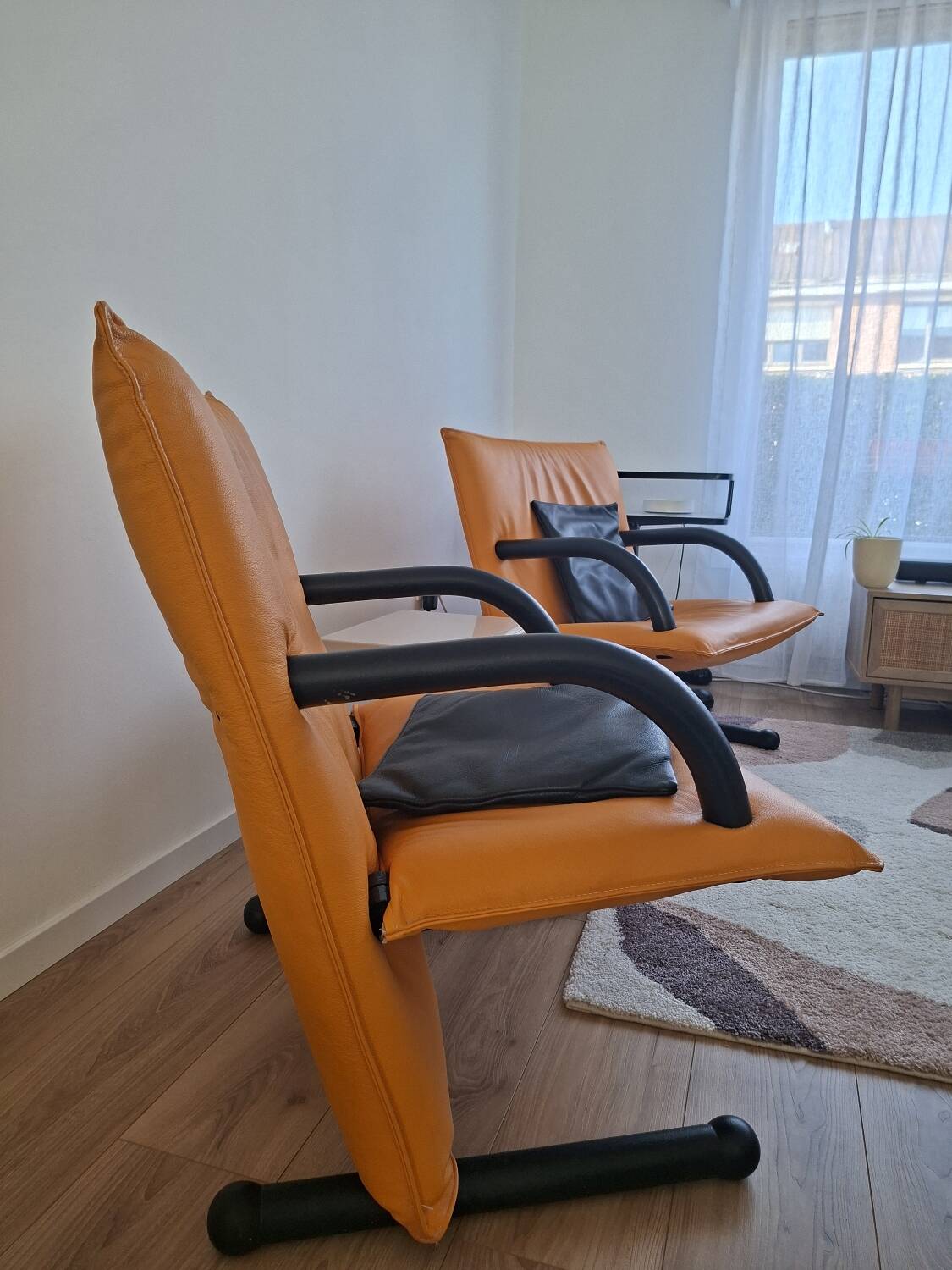 Pair of Italian leather armchairs by Arflex t.line