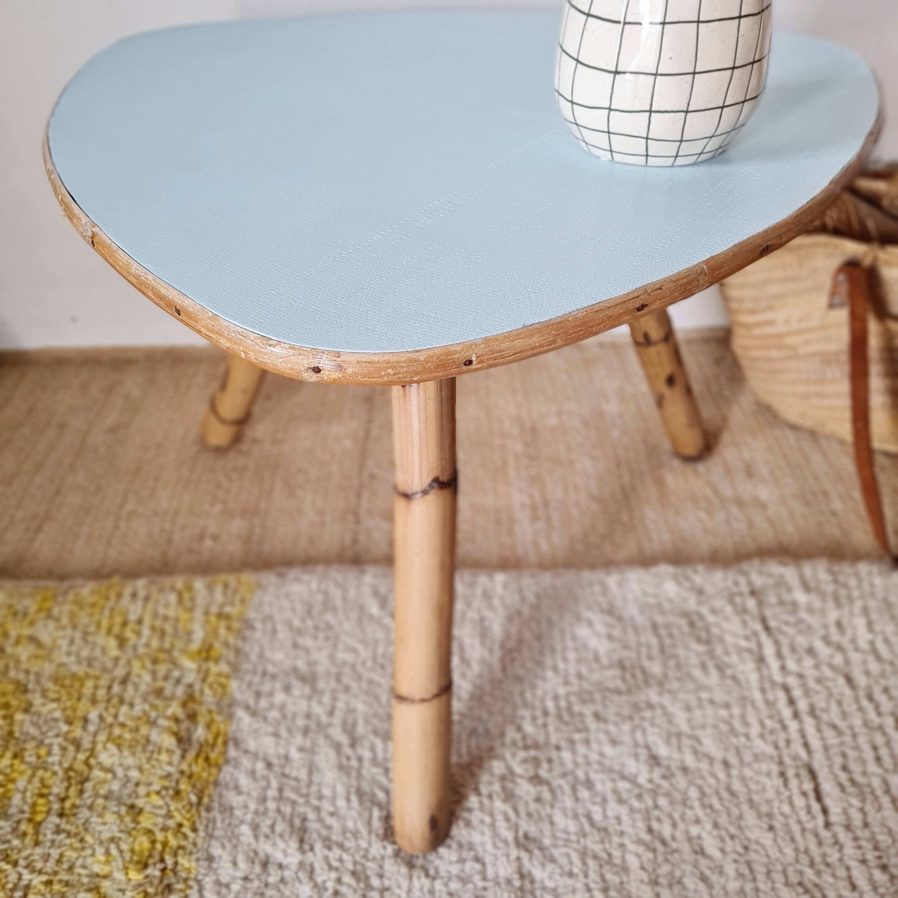 Table basse tripode – Rotin & Bambou – Plateau ovoïde bleu ciel