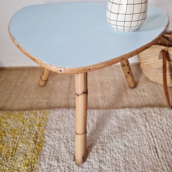 Table basse tripode – Rotin & Bambou – Plateau ovoïde bleu ciel