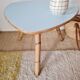 Table basse tripode – Rotin & Bambou – Plateau ovoïde bleu ciel