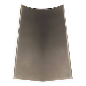 Vase en acier de Dominique