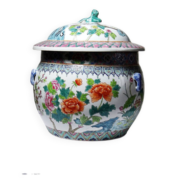 Large covered vase in Chinese porcelain, floral famille rose decoration.