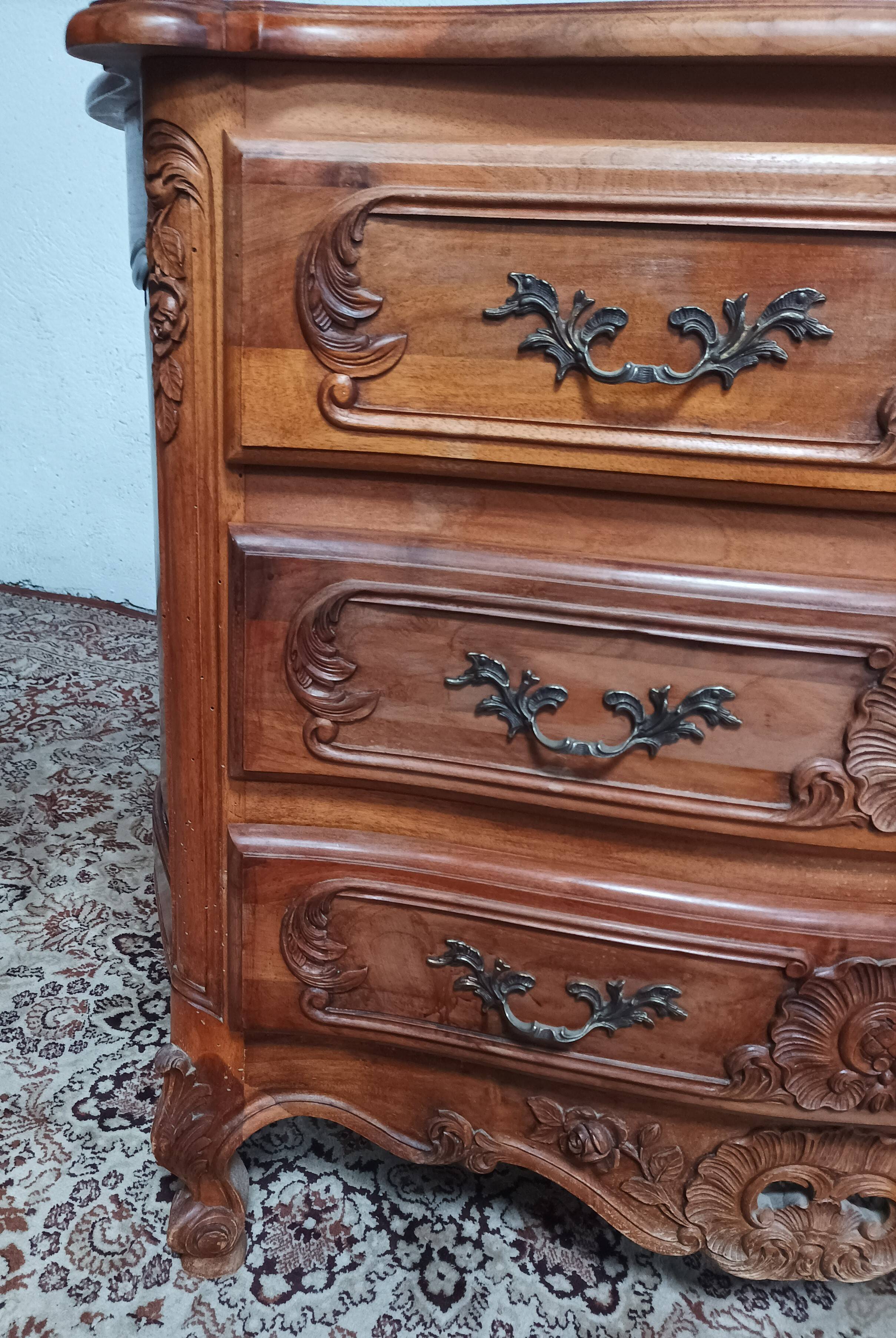 Commode Rocaille en noyer sculpté XXème