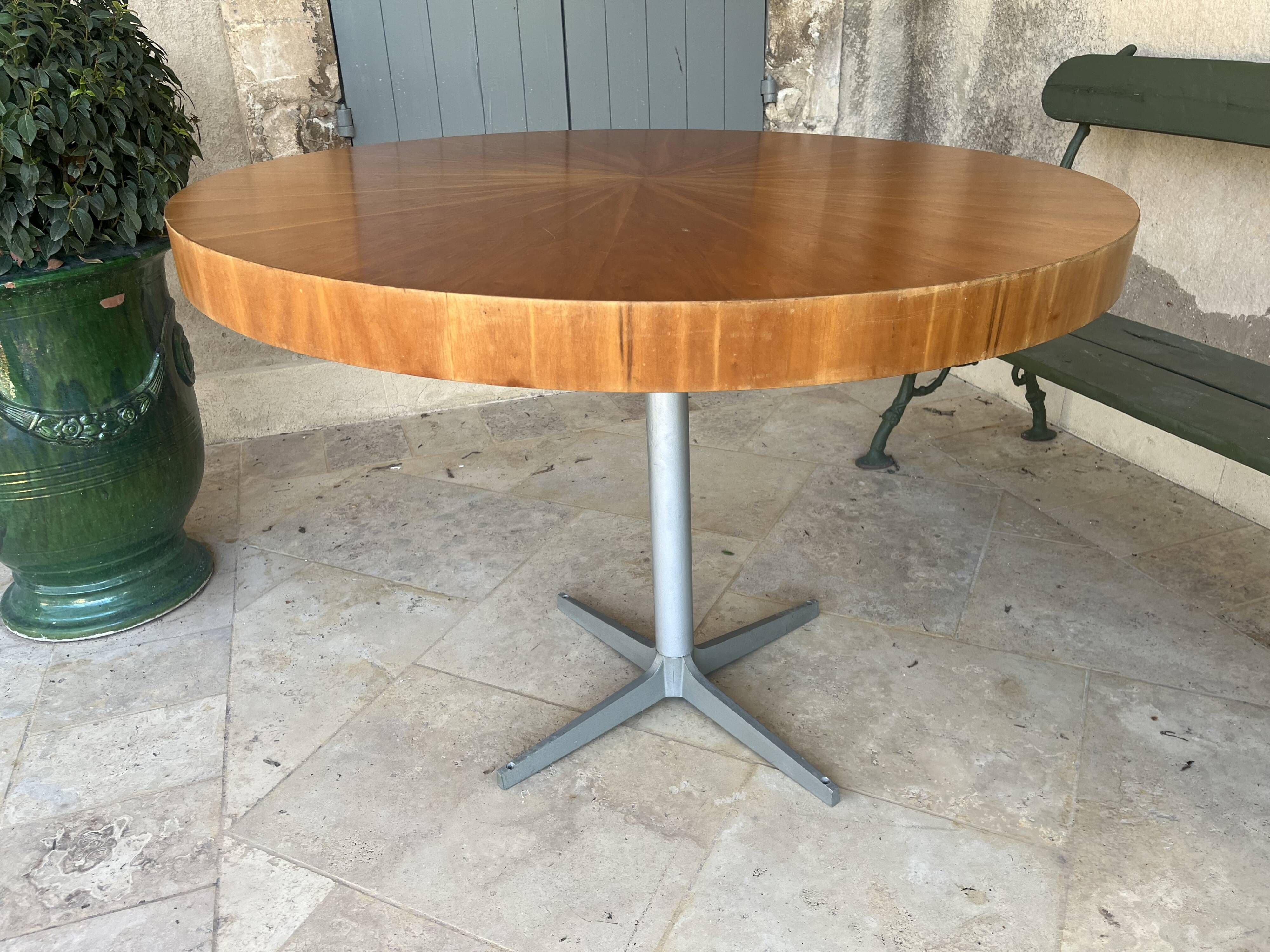 Table ronde vintage avec plateau en bois