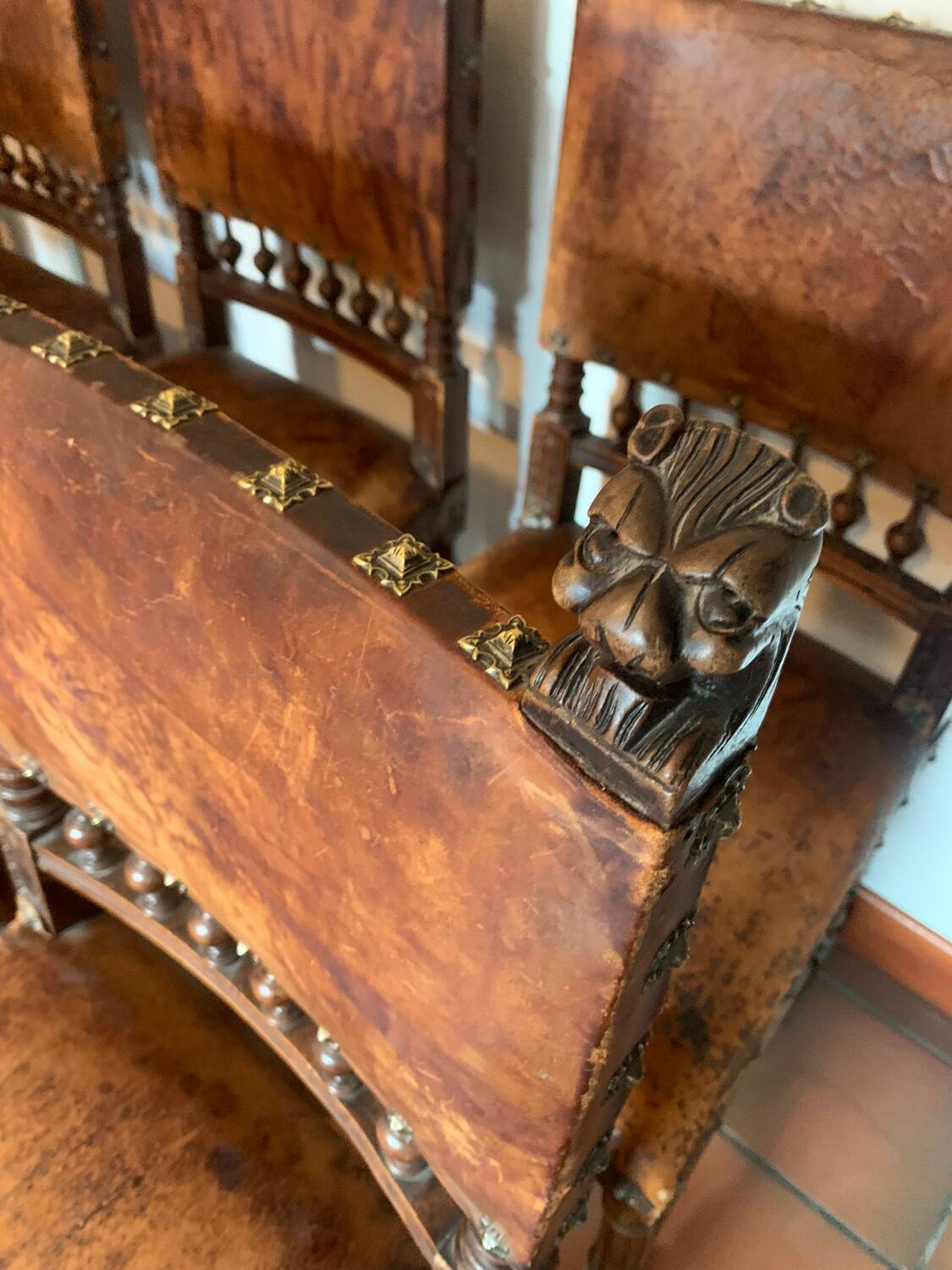 Lot de 8 Chaises de Salle à Manger Lion Henry II en noyer et Cuir de 1880