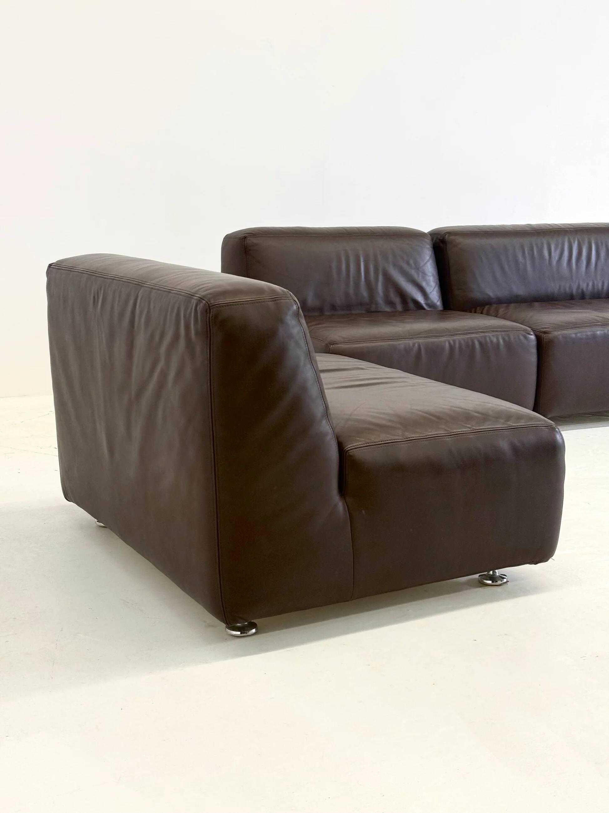 Ensemble de 3 canapés / fauteuils modulaires vintage de style spatial en cuir marron foncé.