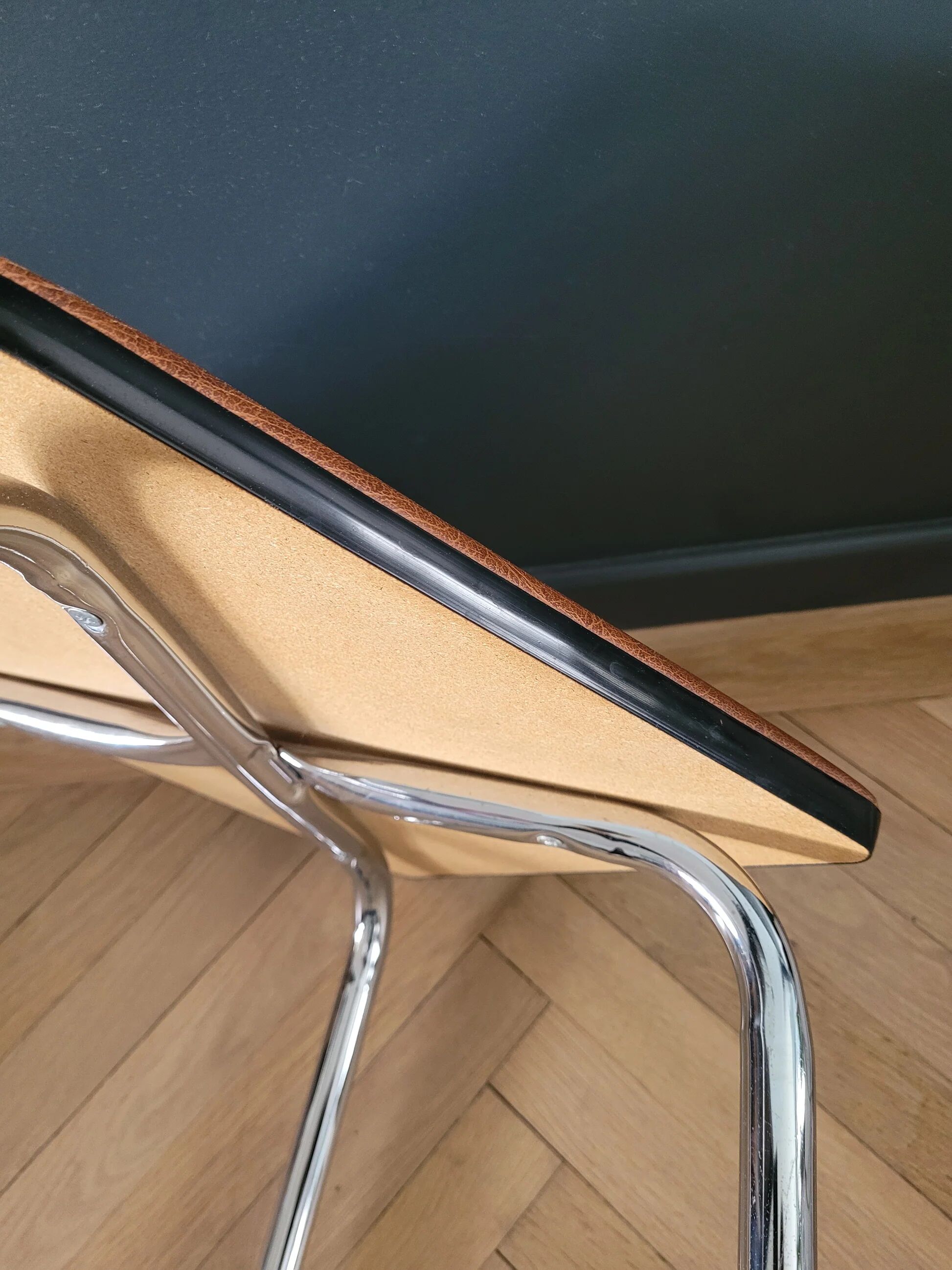 Tabouret vintage en skaï et chrome