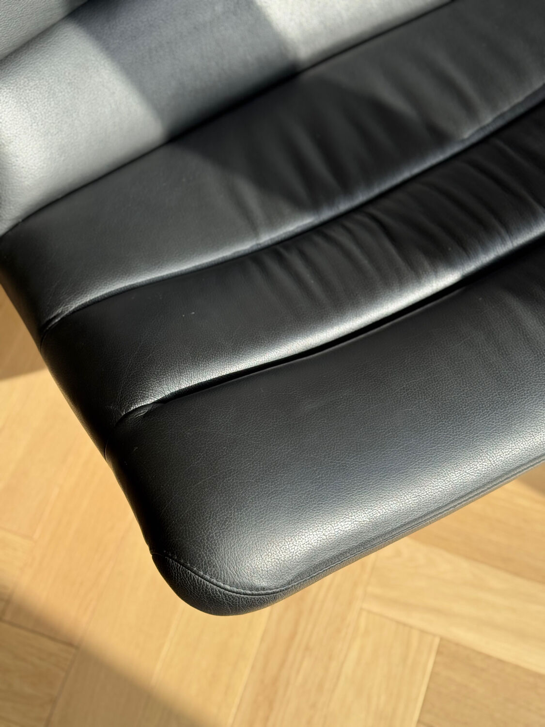 Artifort F978 Armchair – Geoffrey Harcourt – black leather
