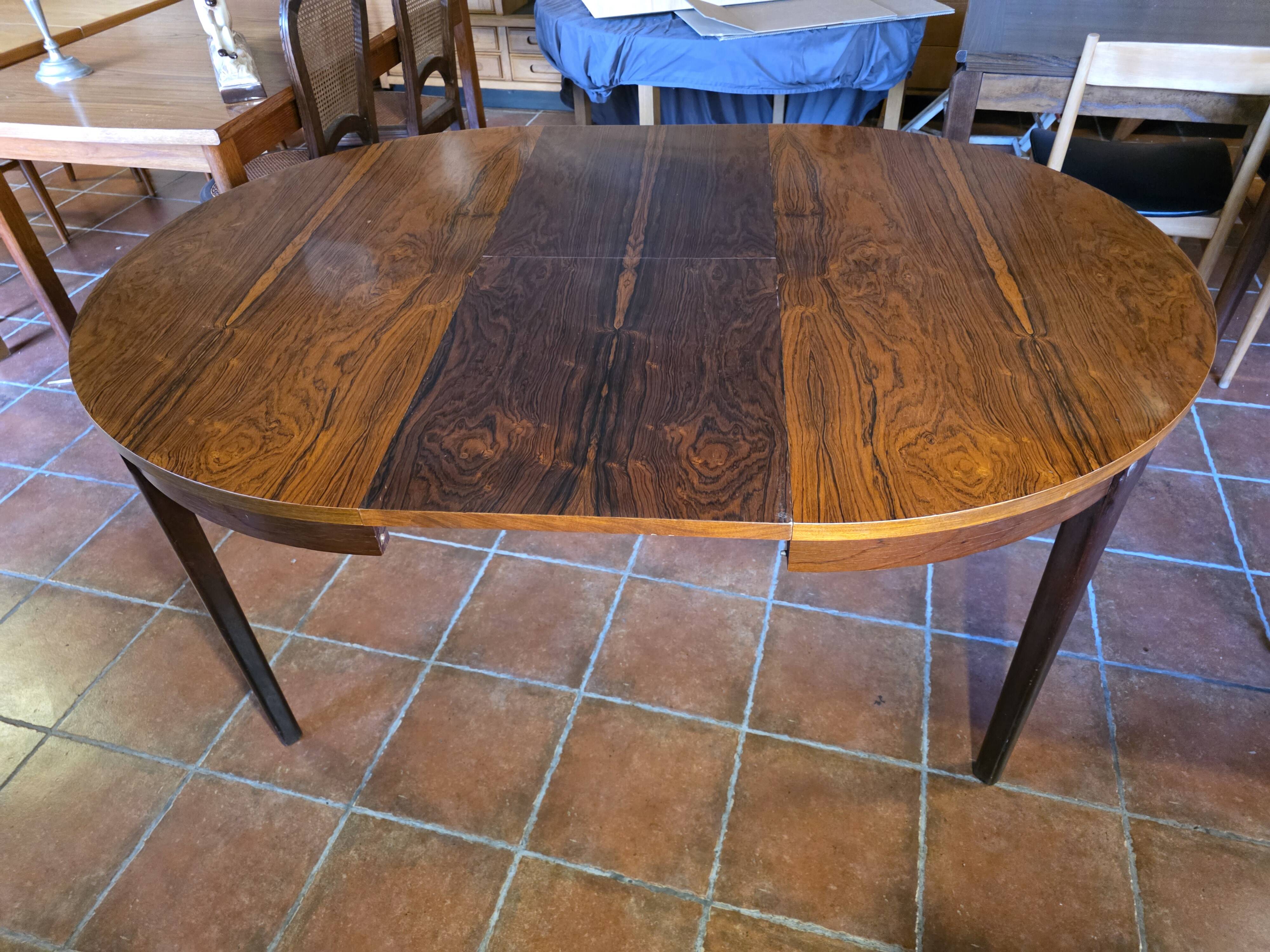 Scandinavian extendable table in rosewood from the 1960s, with 2 extensions.
