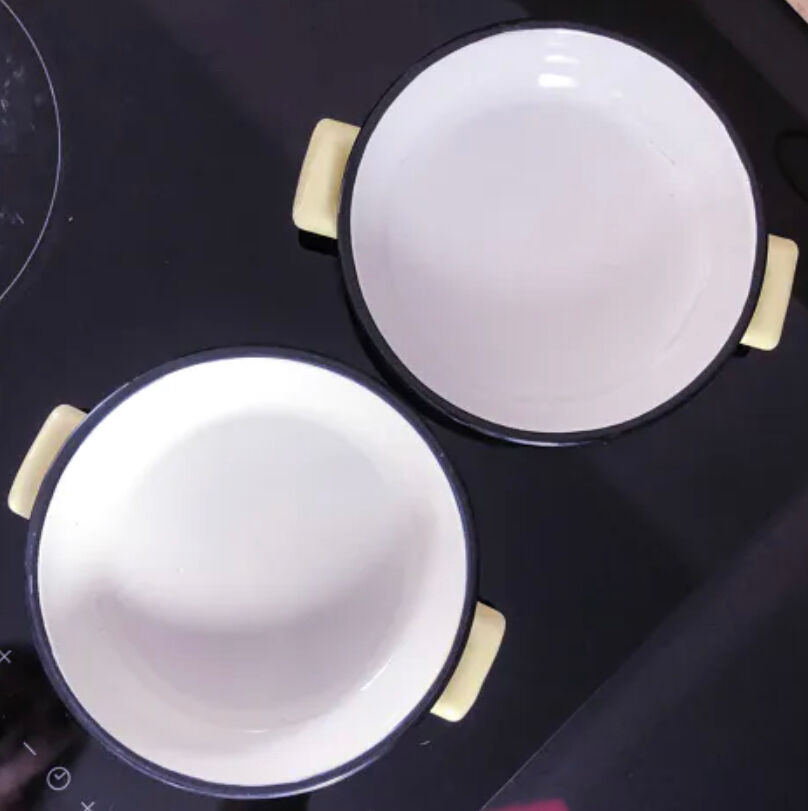Duo of enamelled sheet metal frying pans