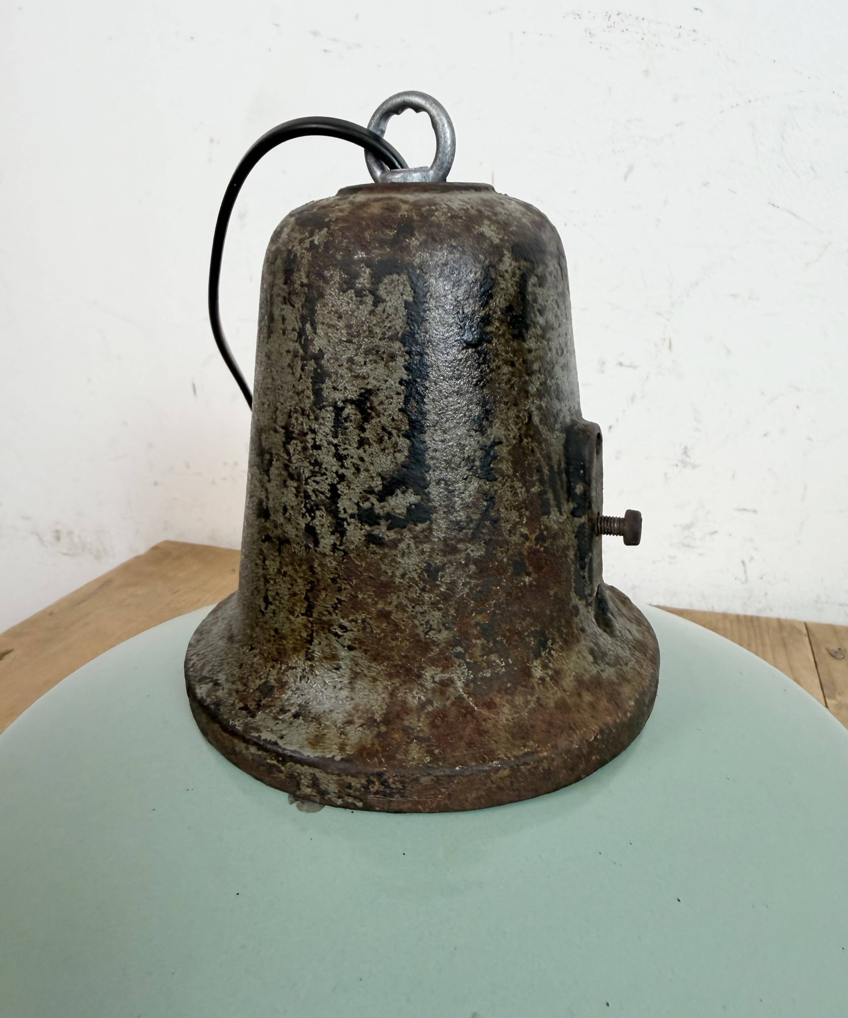 Lampe d'usine industrielle en émail à pétrole avec dessus en fonte, années 1960