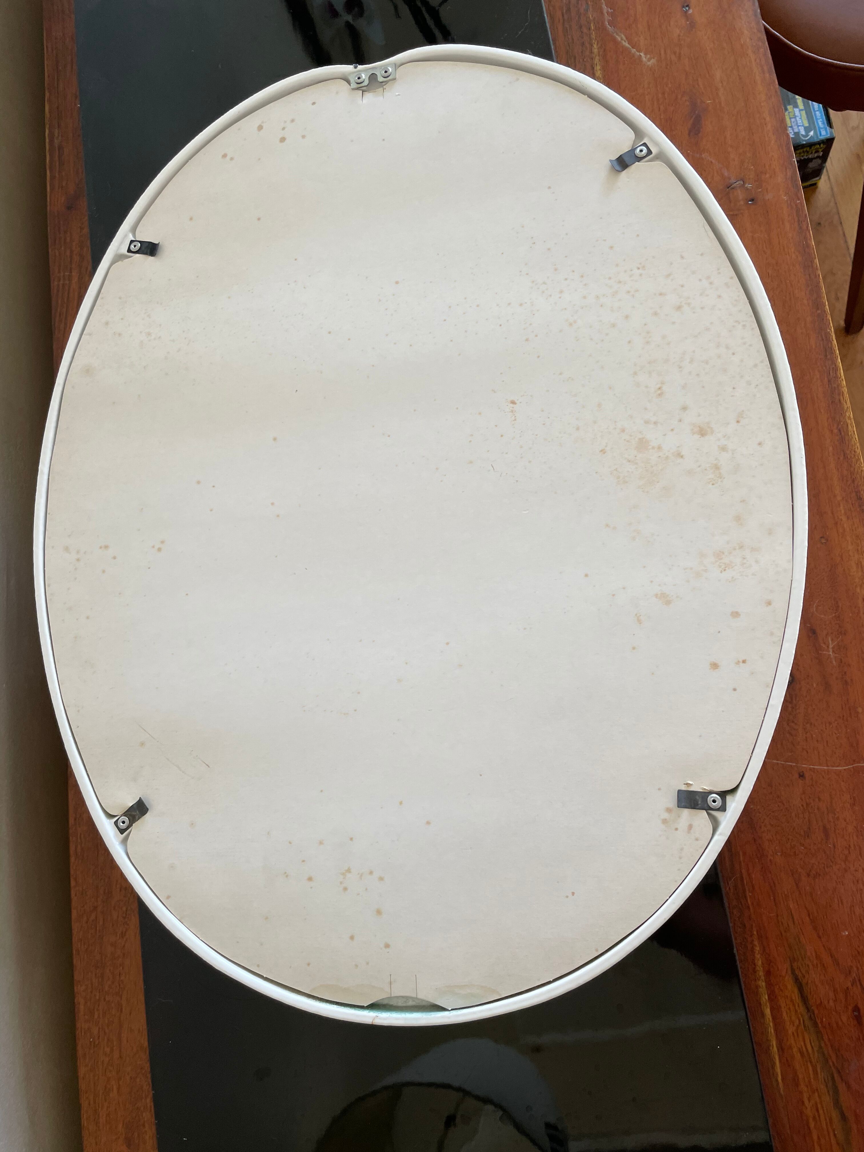 Oval mirror in white lacquered metal