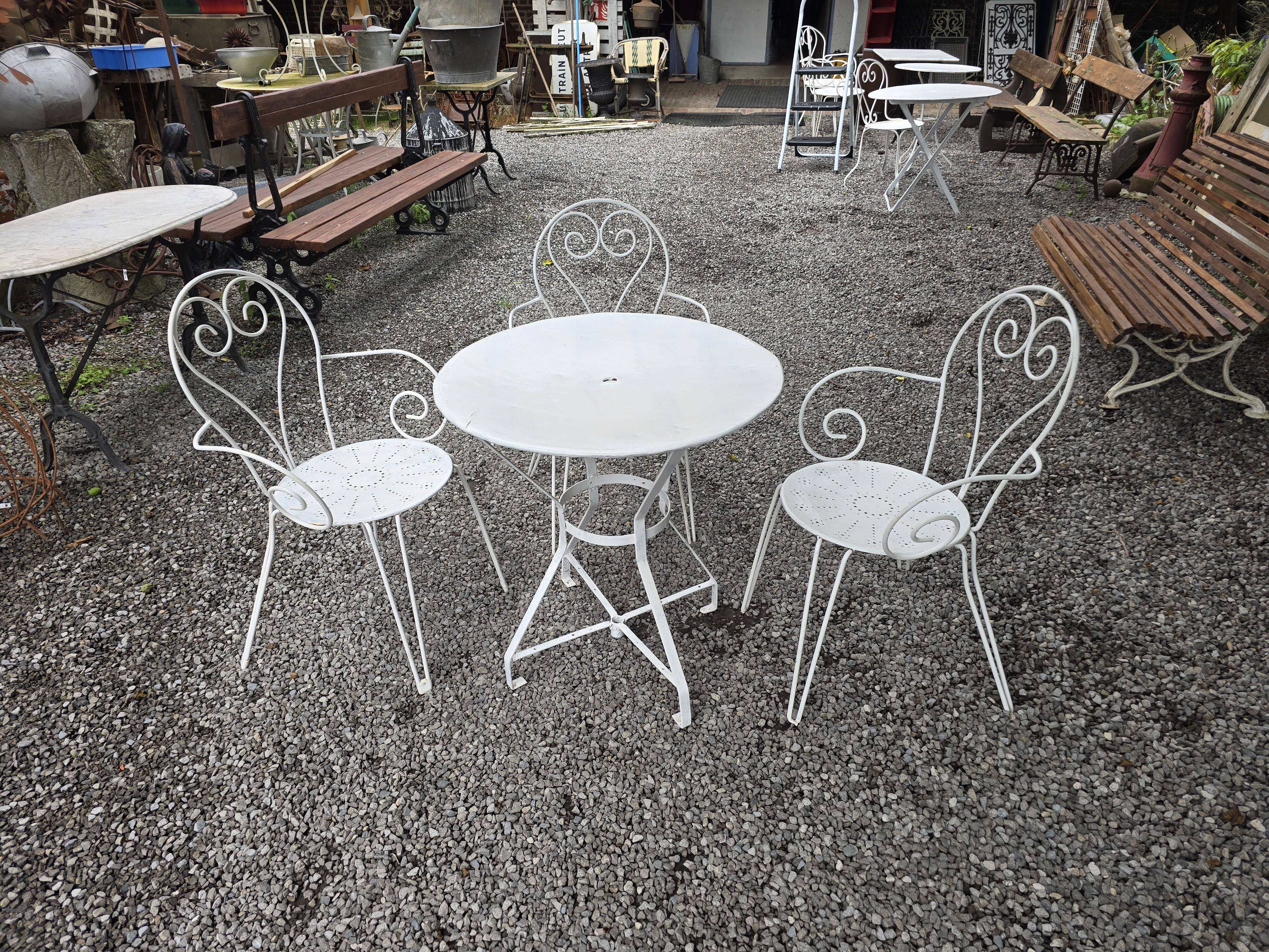 Salon de jardin en fer forgé , 1 table + 3 fauteuils
