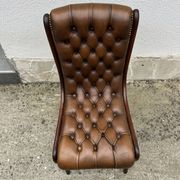 Chaise Chesterfield en cuir brun capitonné