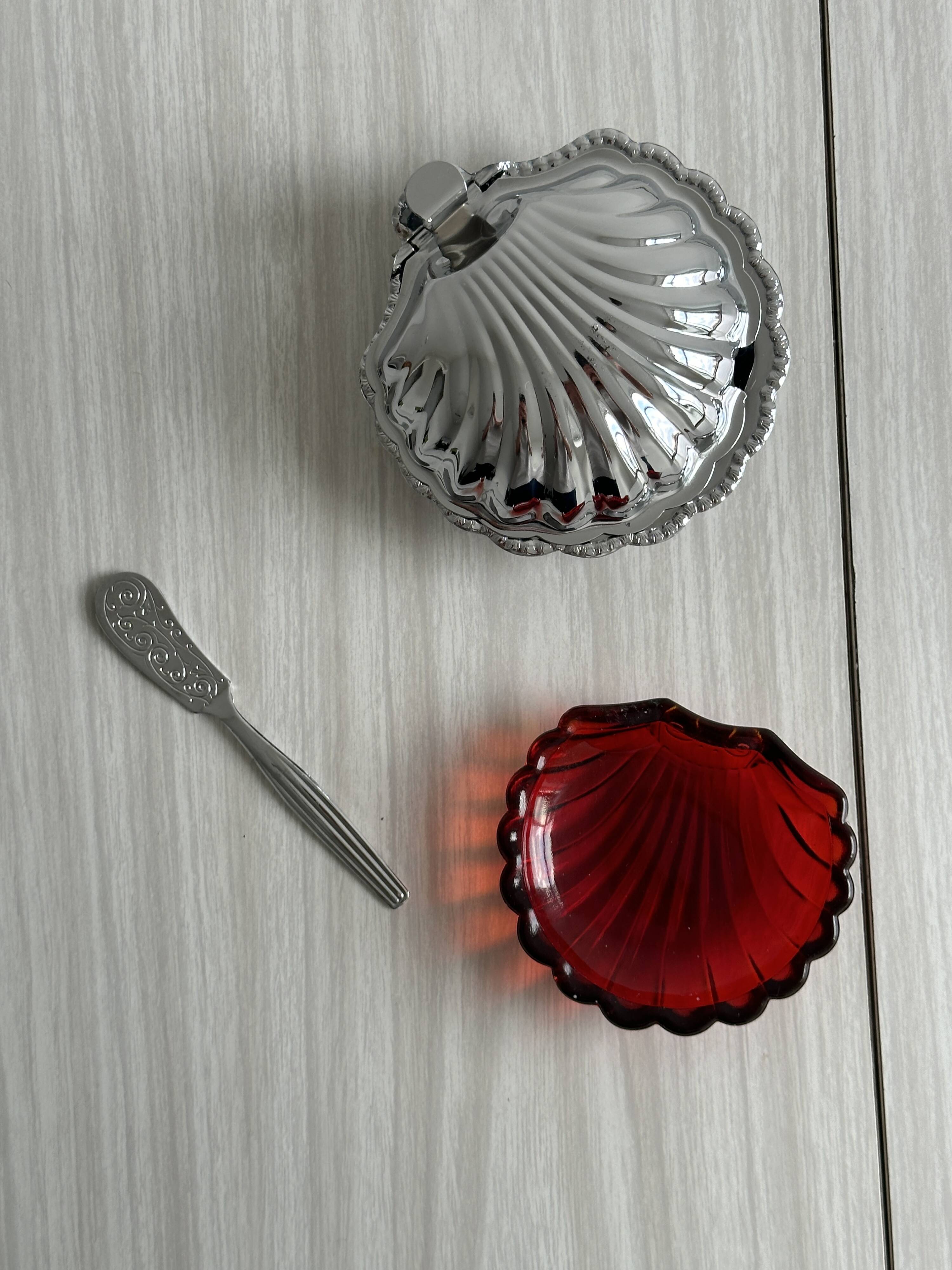 Silver-plated metal shell butter dish