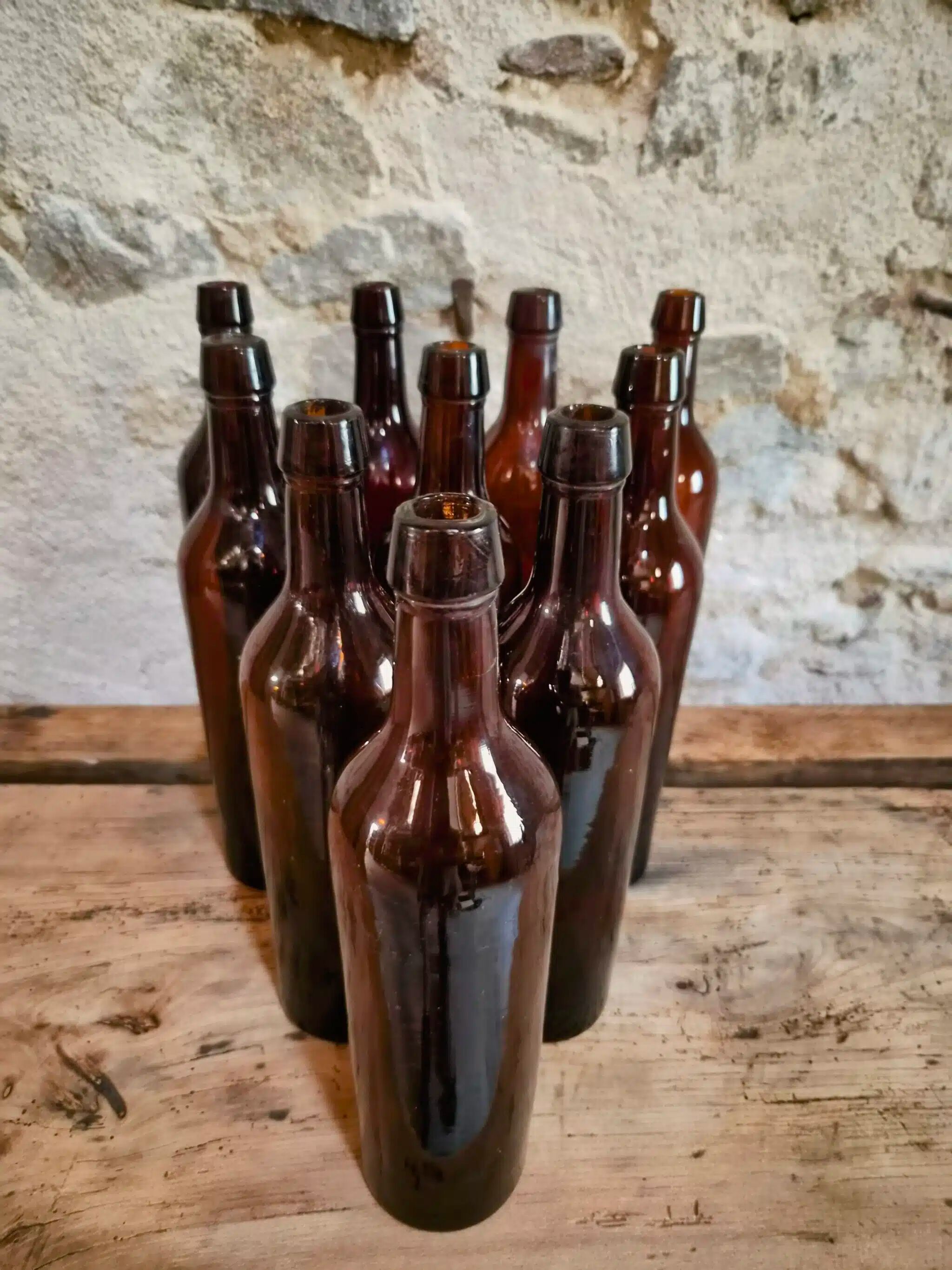Set of 10 bottles of old Bordeaux French wine in ruby brown glass, 19th century.