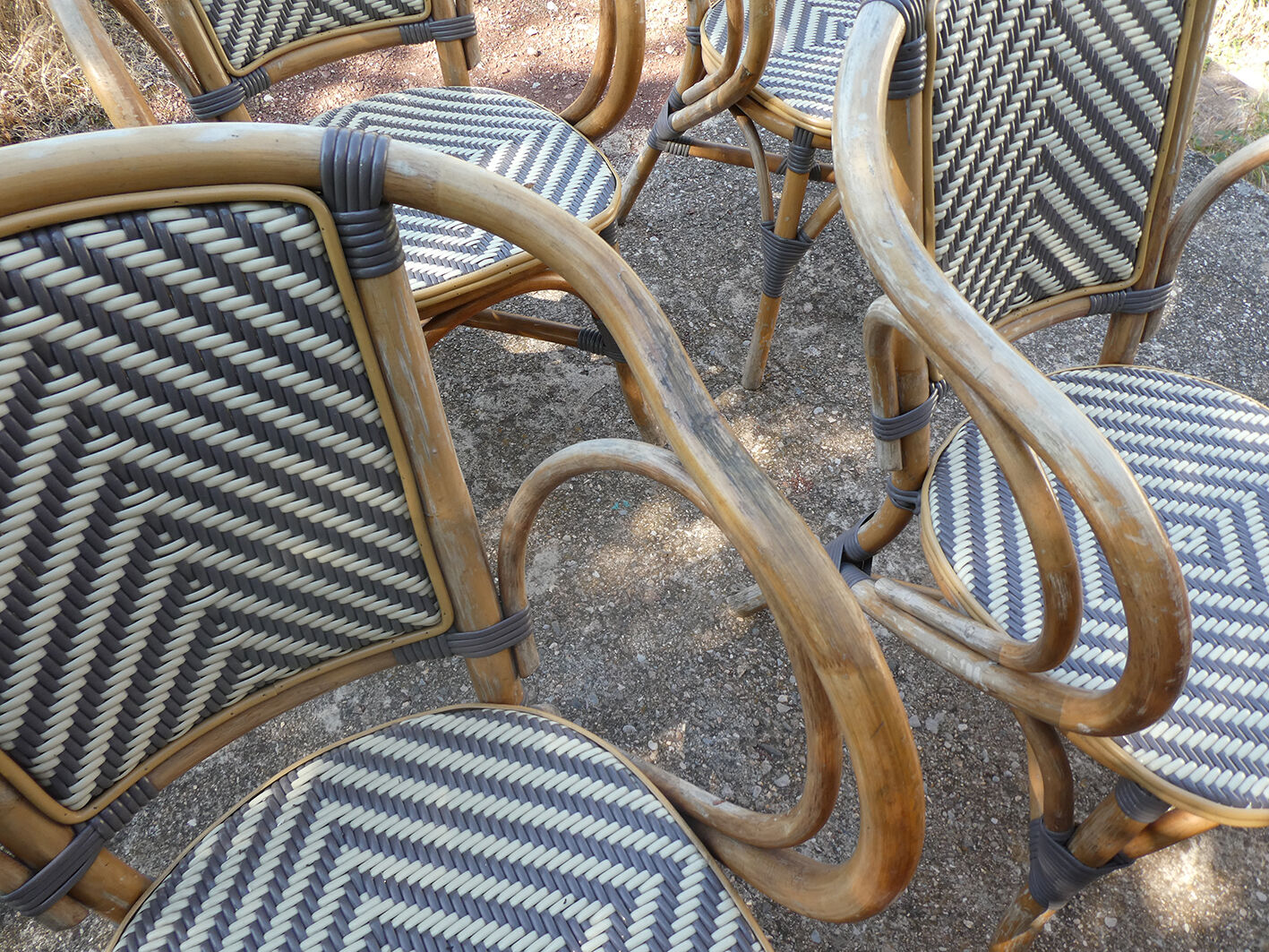 Ensemble de 6 fauteuils bistrot de terrasse en rotin type "parisienne".