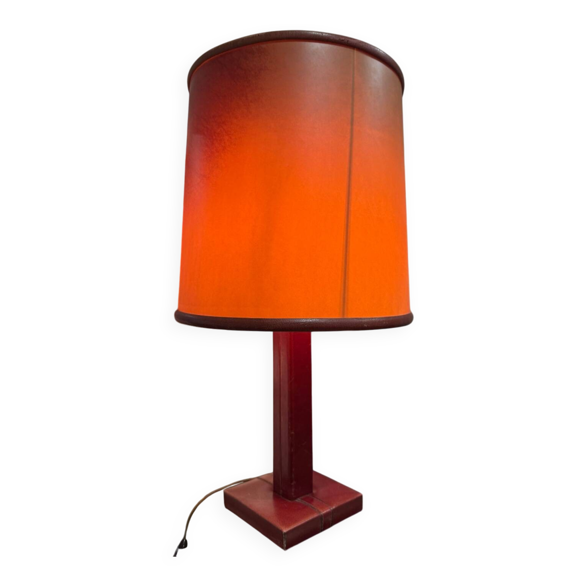 Lampe de table le tanneur en cuir bordeaux – design français – 65 cm