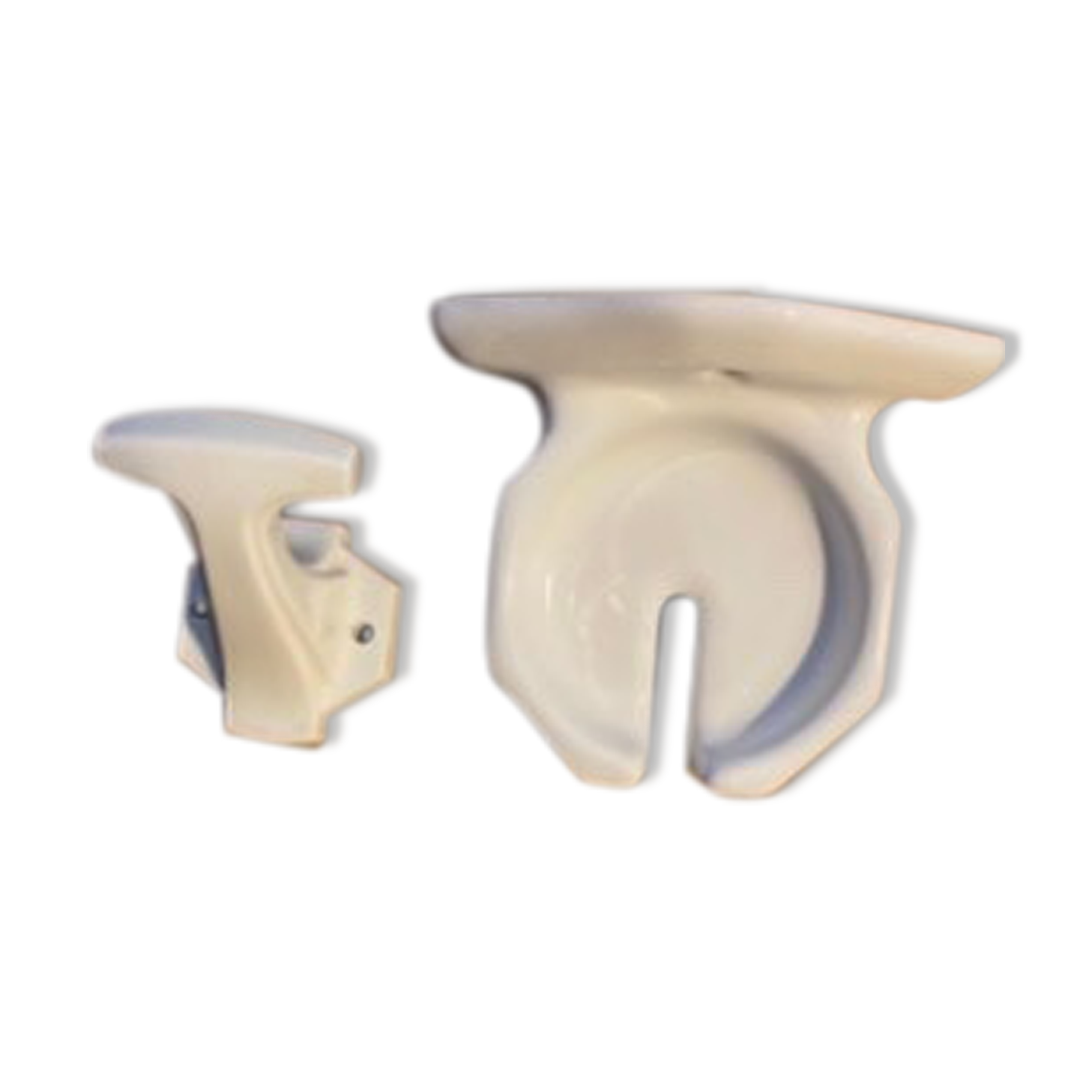 Vintage porcelain soap and patère door