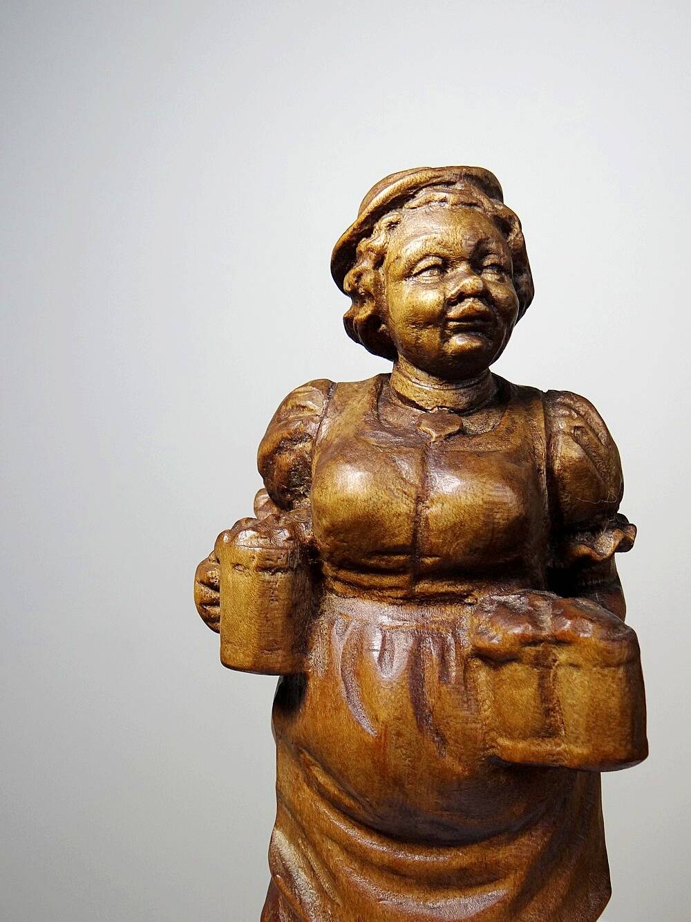 Sujet "La serveuse de bière" en bois sculpté Ludwig Roger Allemagne années