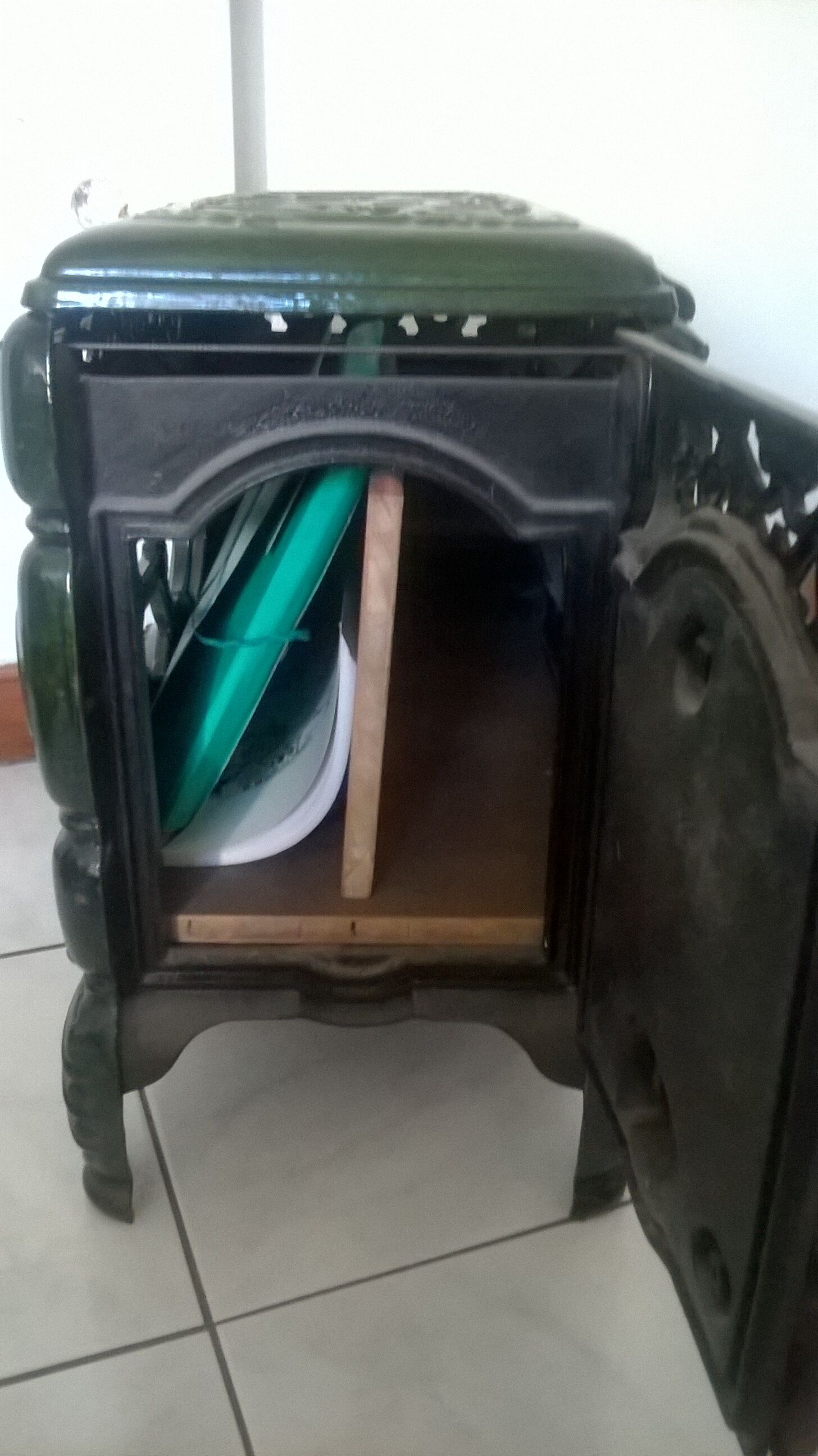 Enamelled cast iron stove for decoration