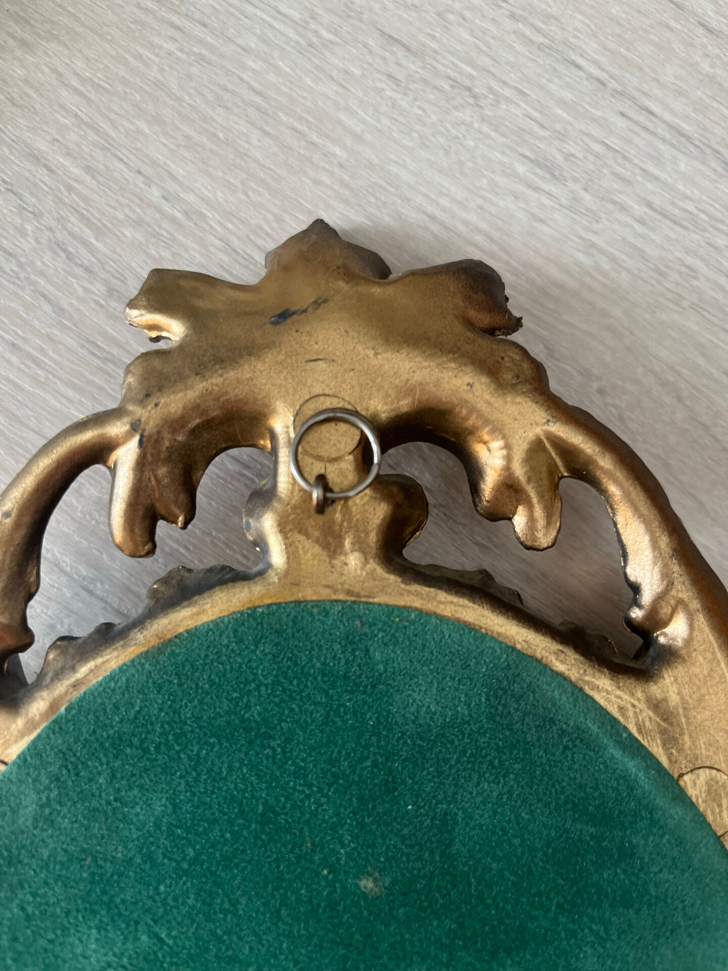 Petit miroir ovale signé Tallandier en laiton doré style Rococo – 30x2