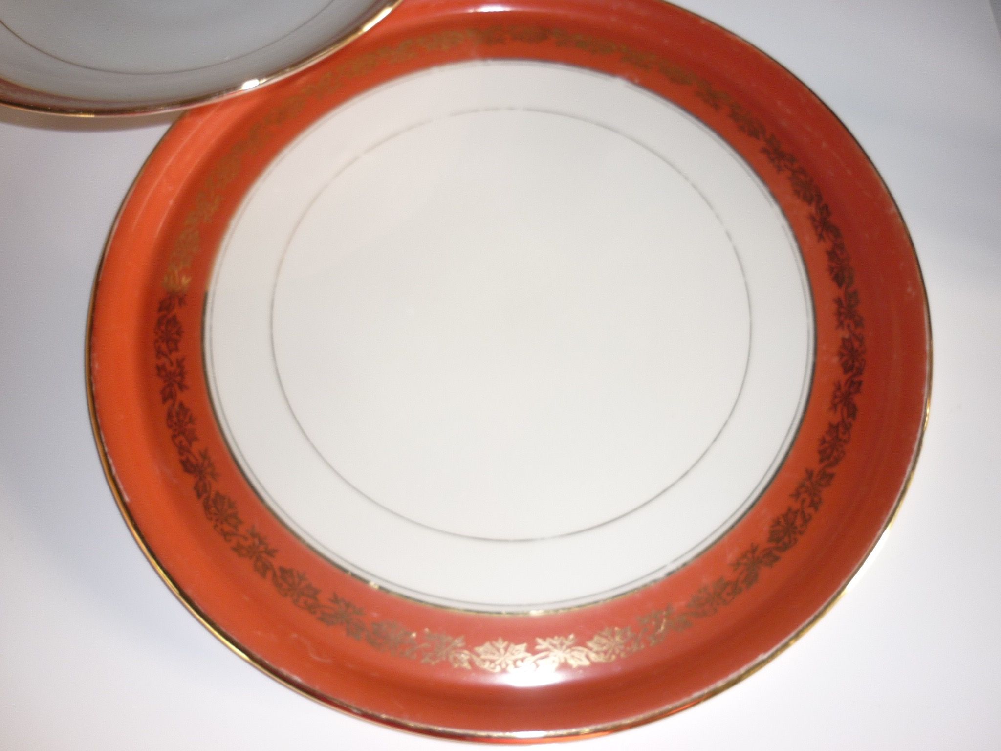 Lot assiette et plat en porcelaine de Limoges avec liseré orange et or