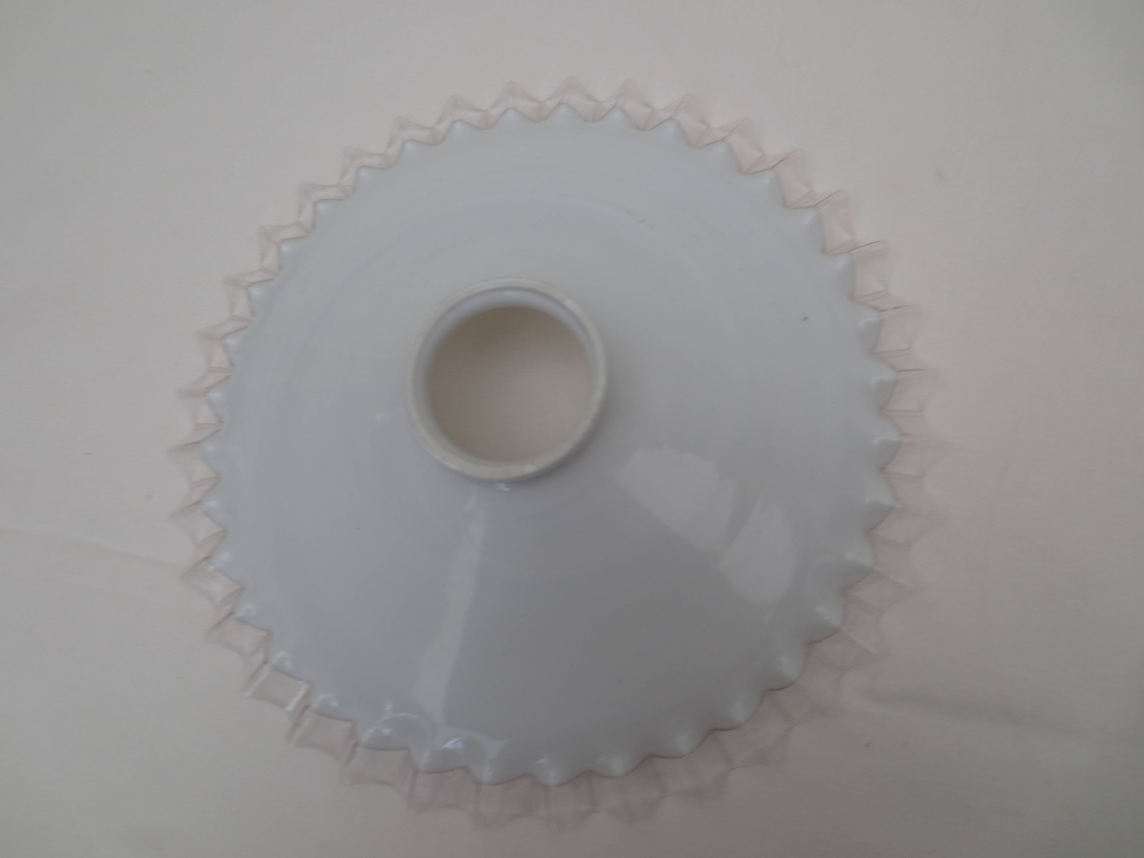 Old suspension, said rises and falls with serrated white opaline