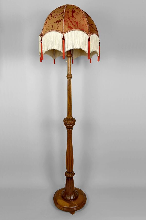 Important lampadaire Art Deco en chêne sculpté, France, vers 1920