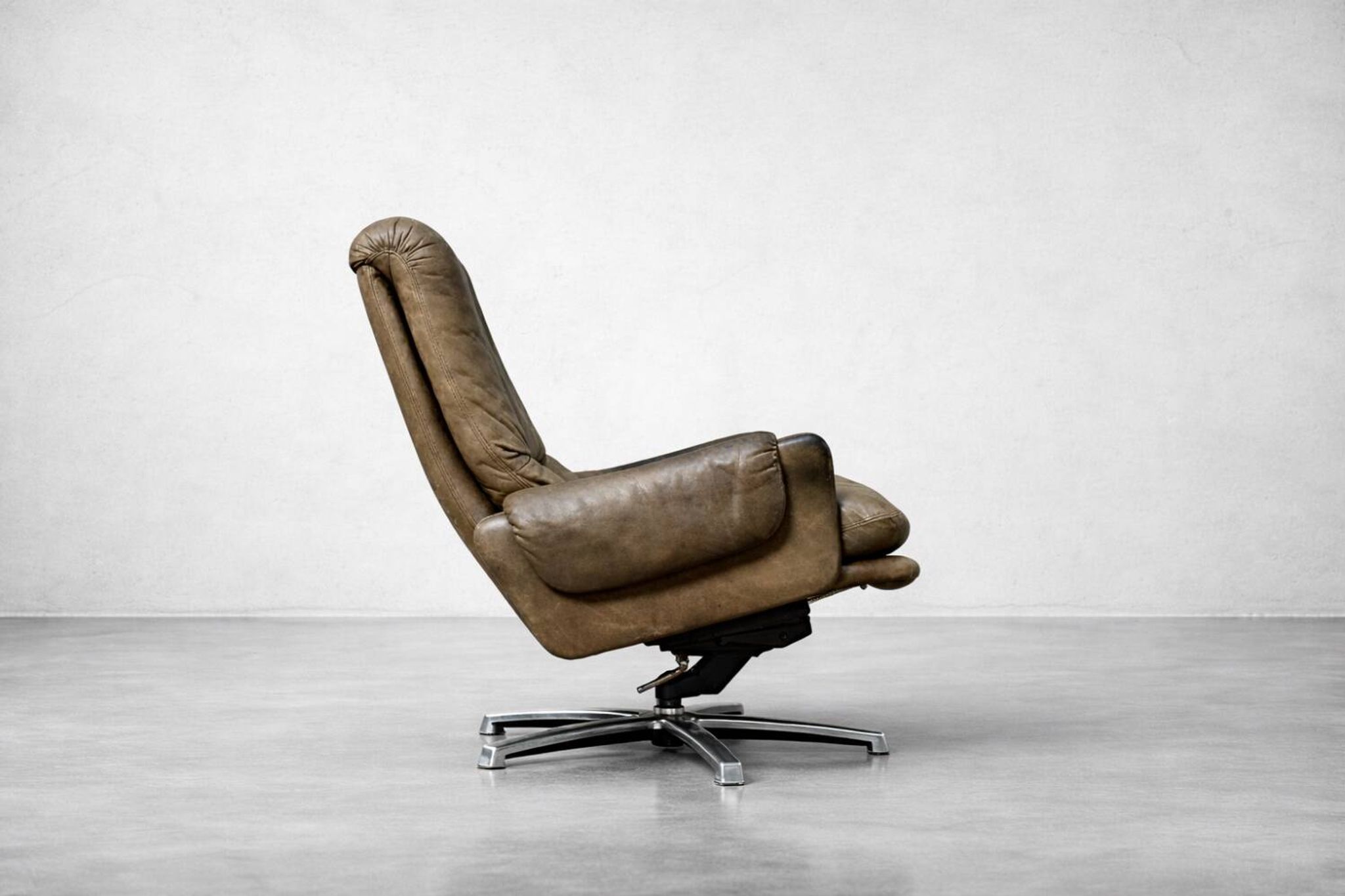 Vintage Mid-Century German Modern Leather Lounge Swivel Chair, 1960s
