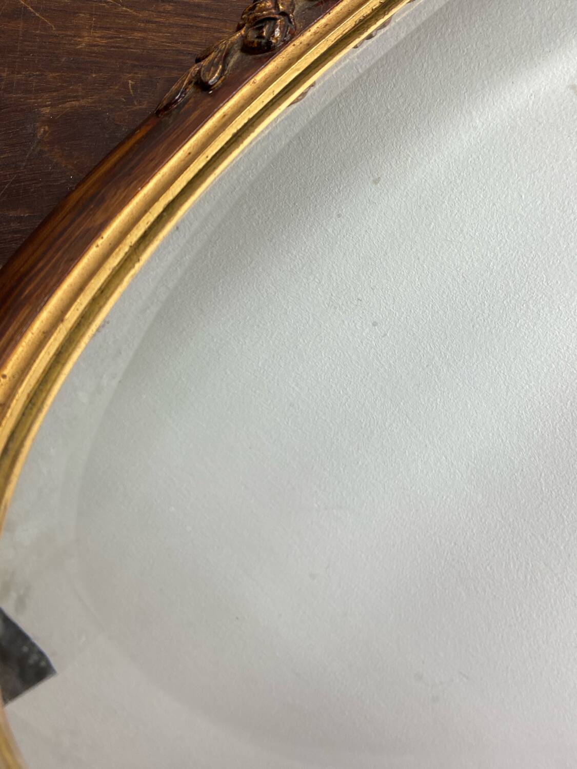 Miroir en bois et plâtre, décor fleuri, Art Déco