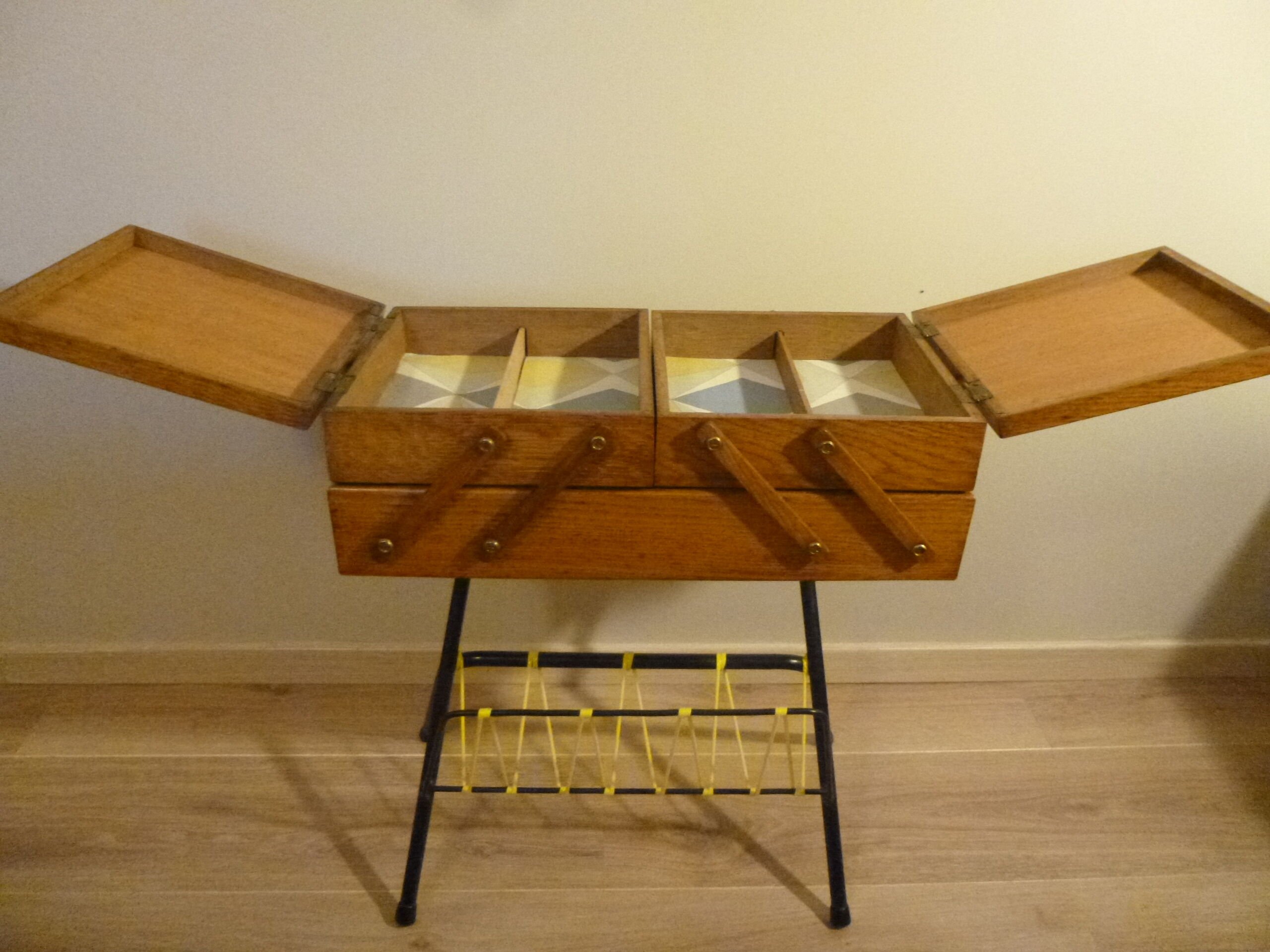 Vintage Scoubidou worker yellow