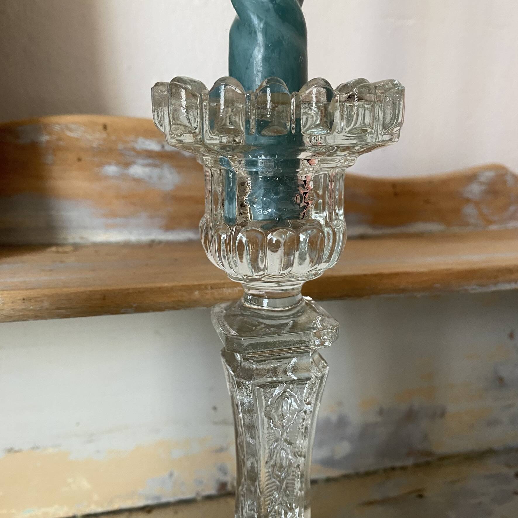 Paire de bougeoirs en verre moulé base carrée