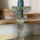 Paire de bougeoirs en verre moulé base carrée