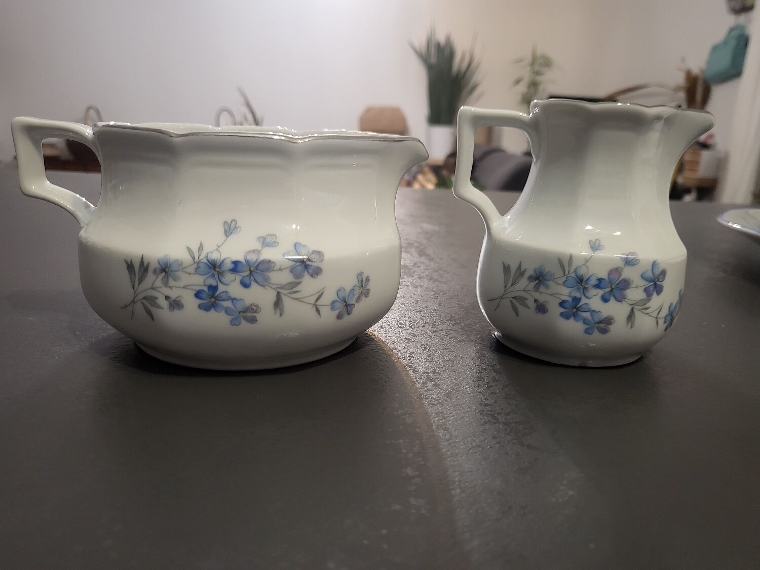 1 milk jar and 1 sugar jar of the brand bavaria