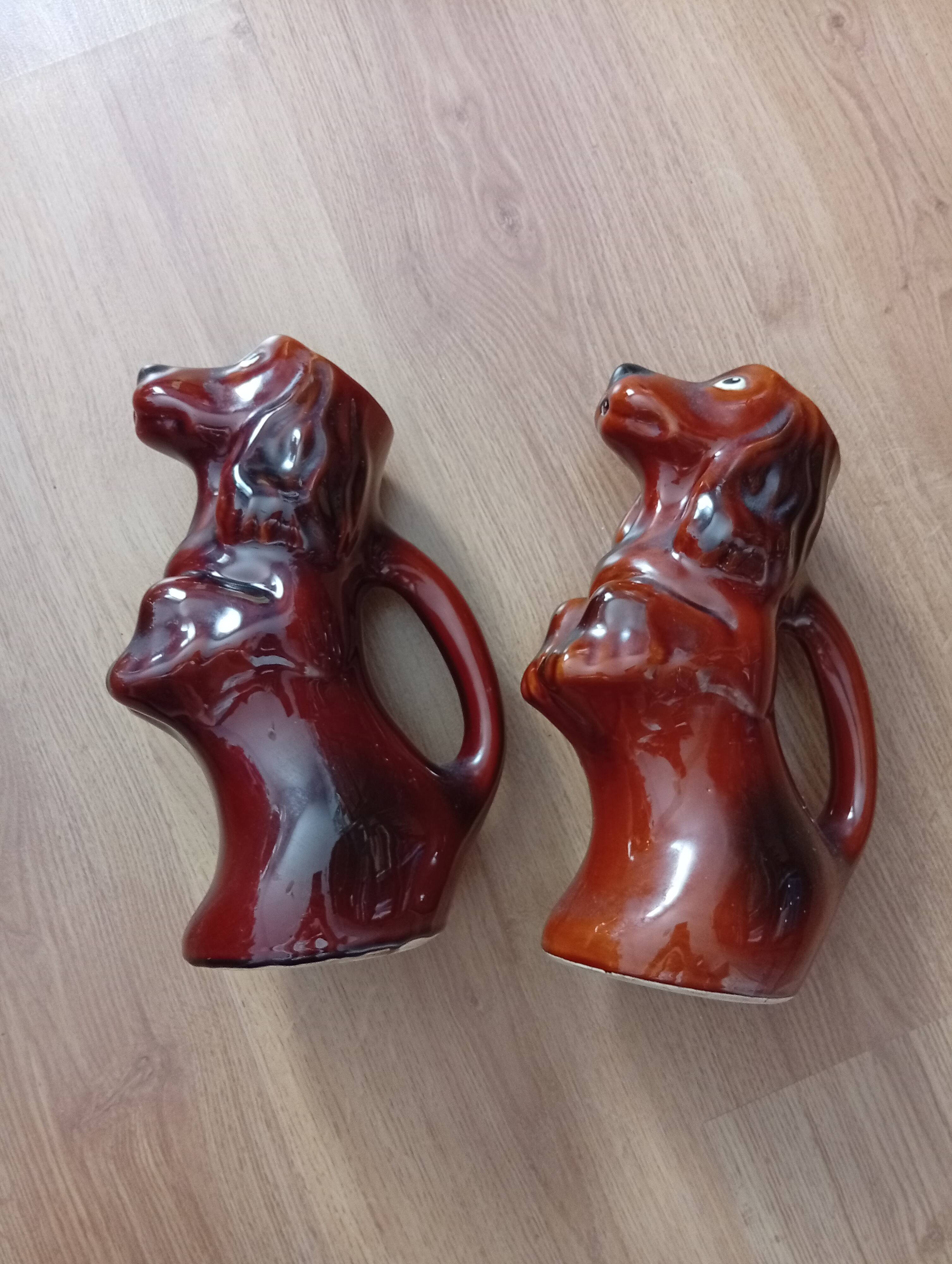 Lot de 2 pichets en barbotine forme chien