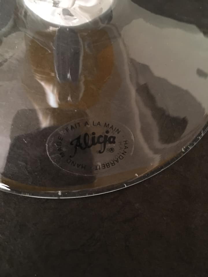 Coupe jaune de Jozefina Krosno en verre sur pied blanc torsadé