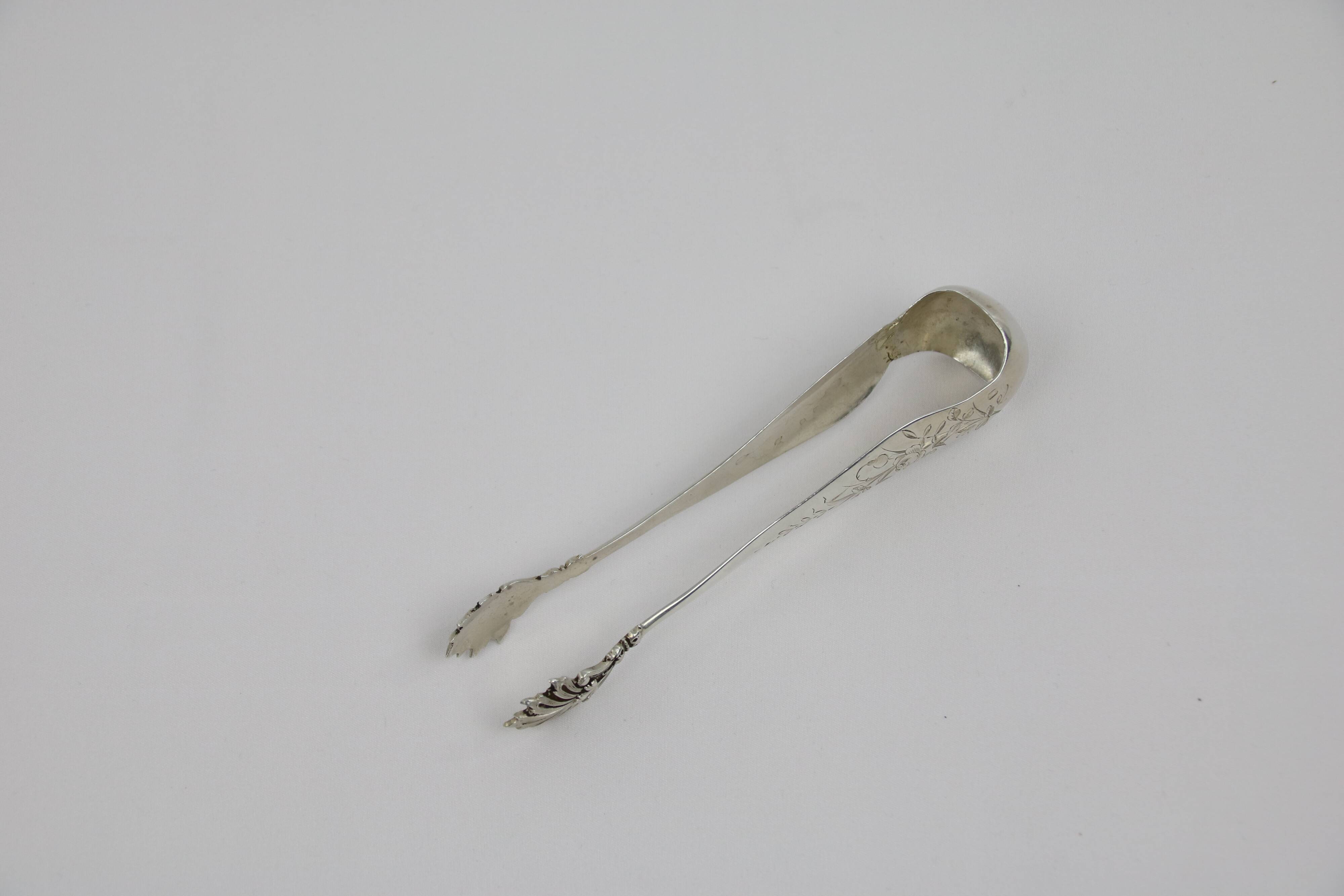 Acanthus-leaf sugar pinch in solid silver acanthus leaf