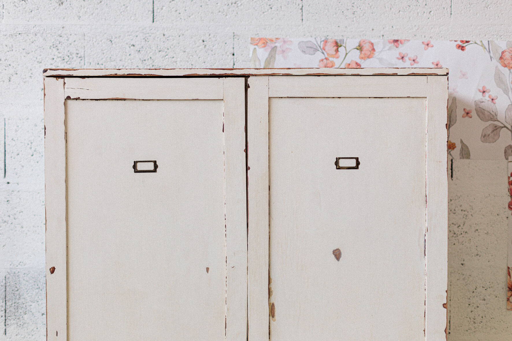 Large white furniture lacquered "buttercup"