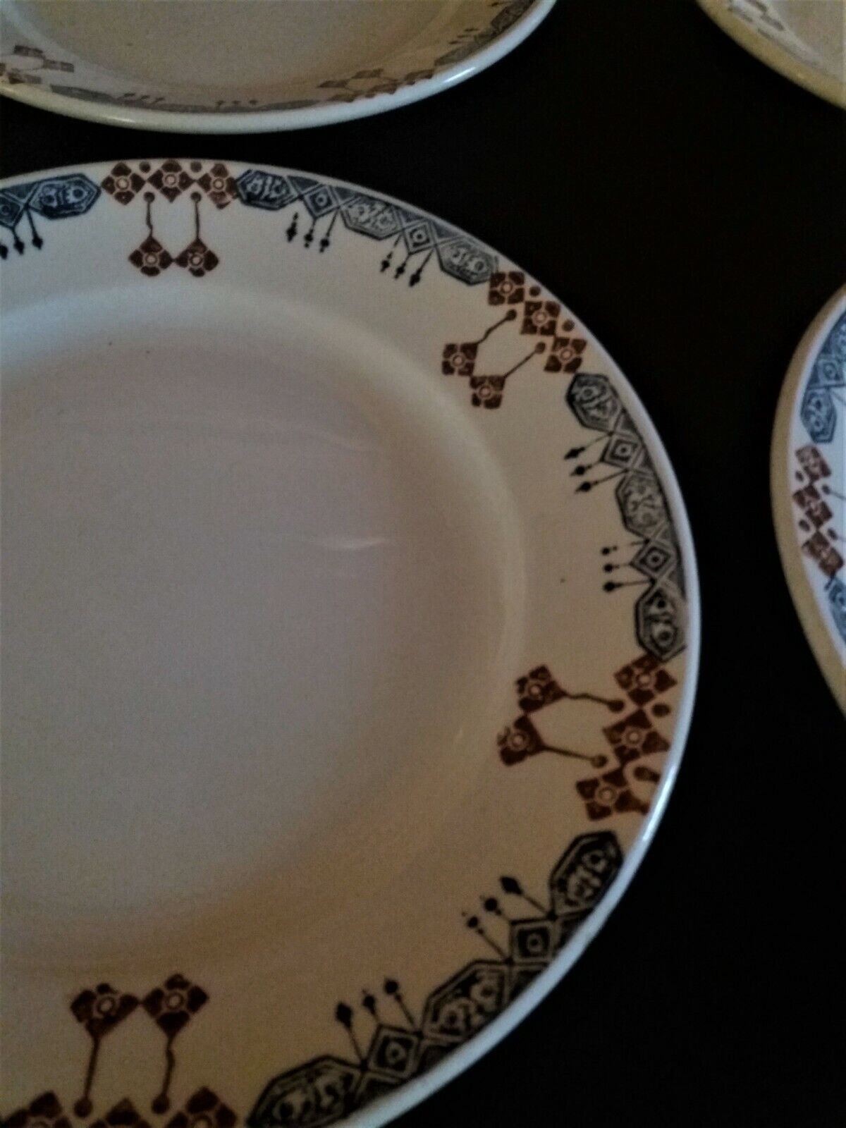 Série de six assiettes plates en faïence BV céramique Sud Est