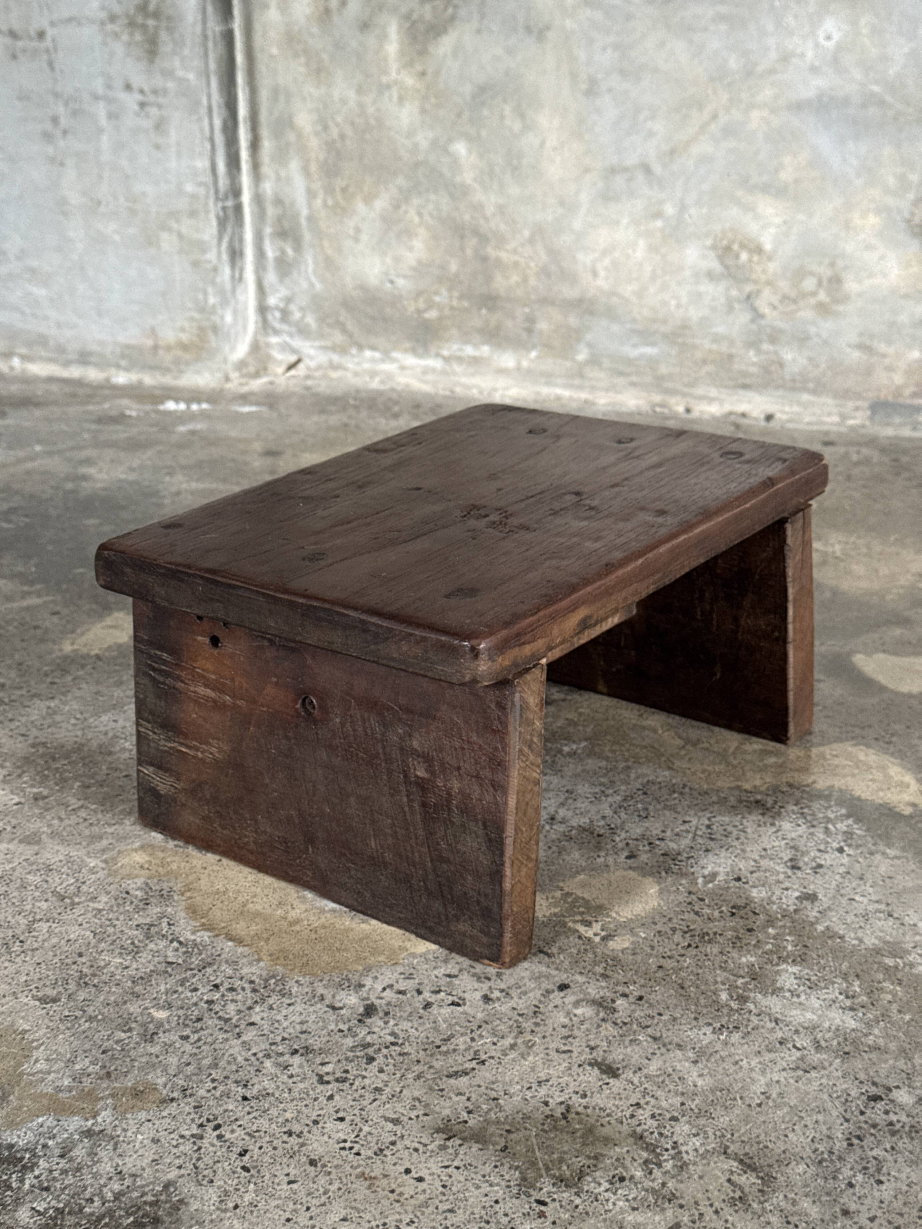 Small auxiliary stool in upcycled teak with traces of green chrome on the leg.