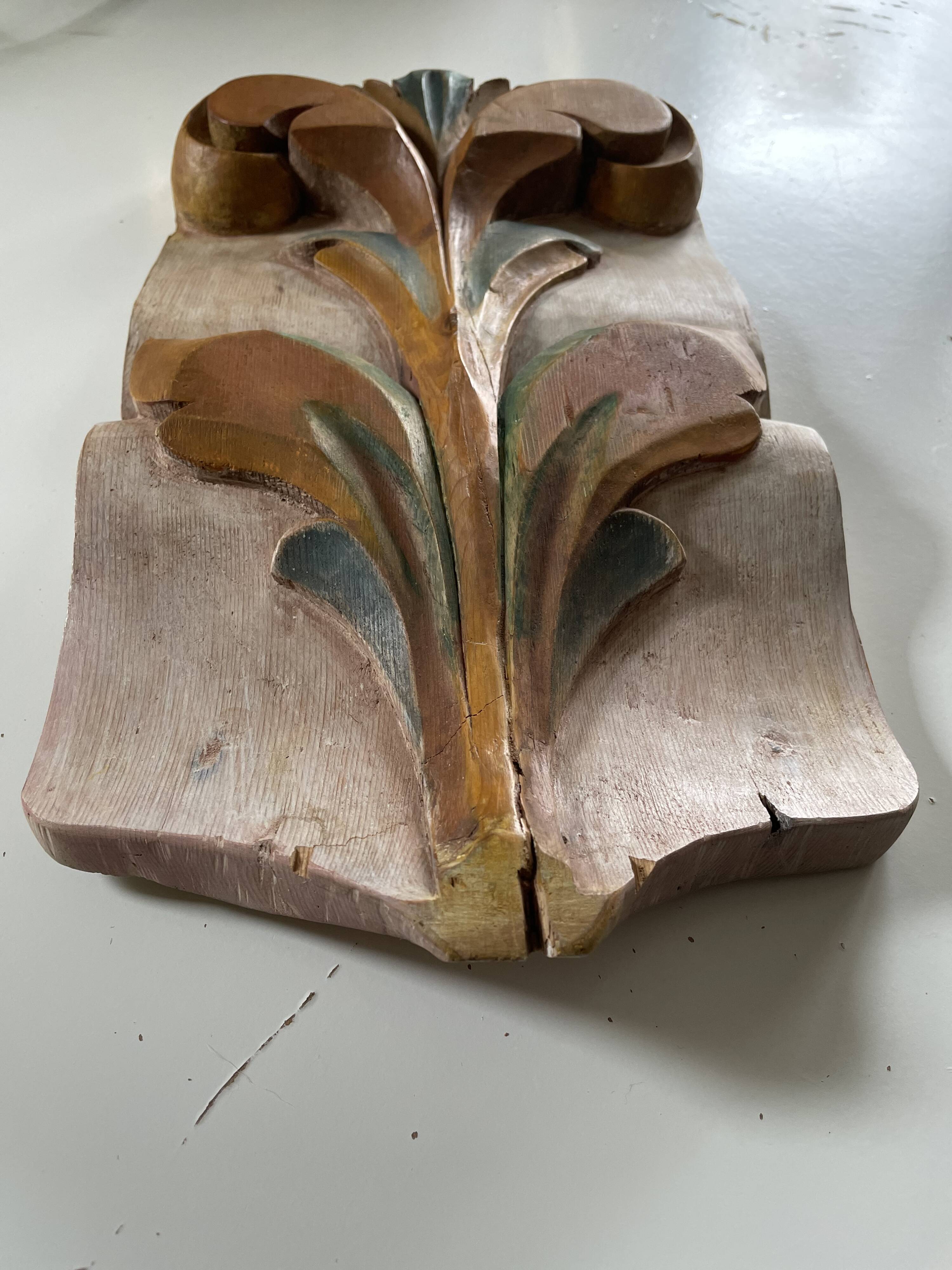 Panneau ancien en bois sculpté au décor de feuillage