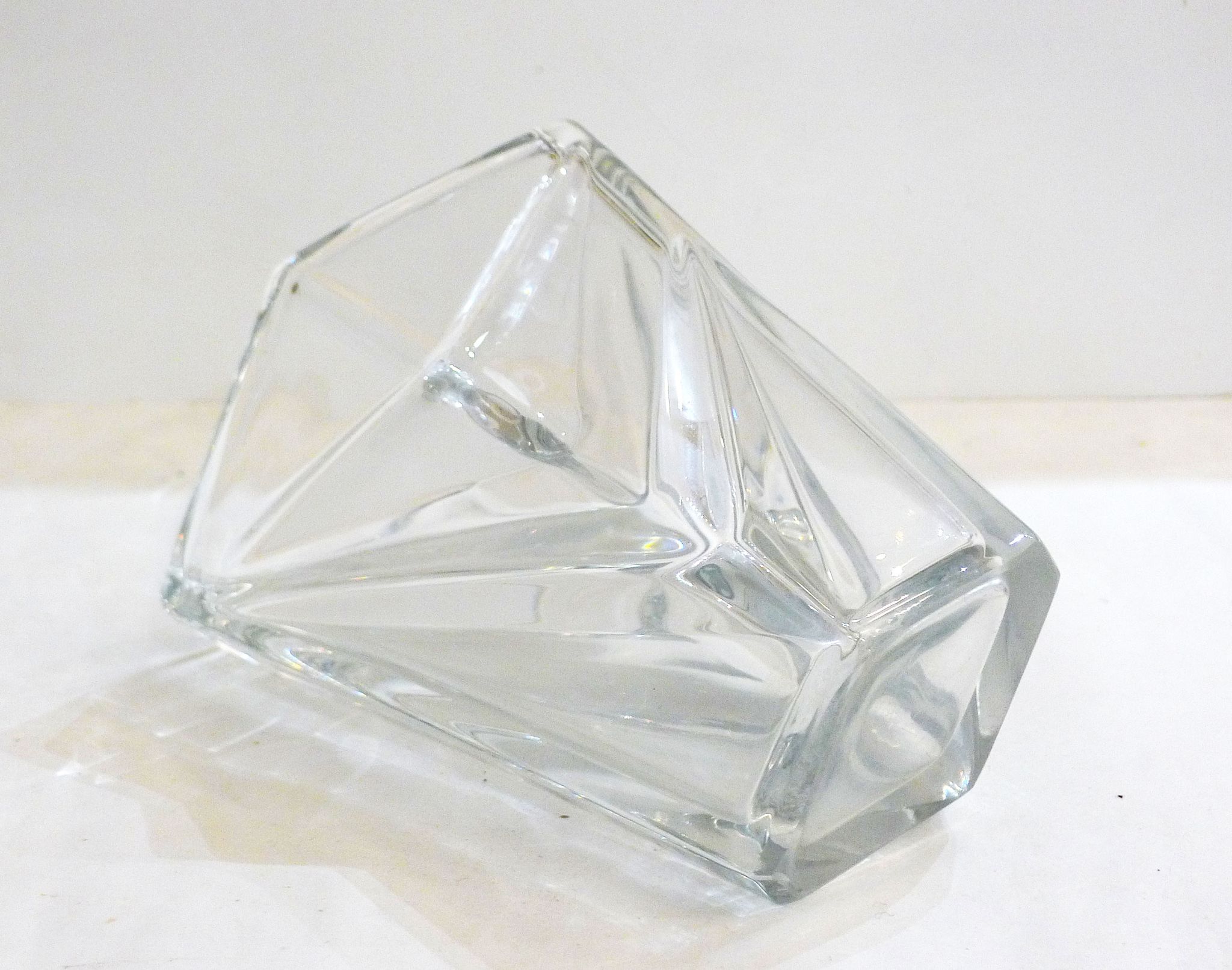 Vase en cristal, relief triangles