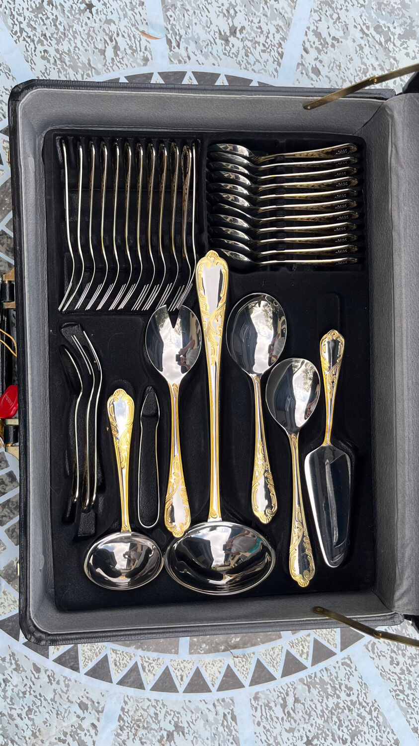 Varaguen 70-piece 23-carat gold-plated cutlery set