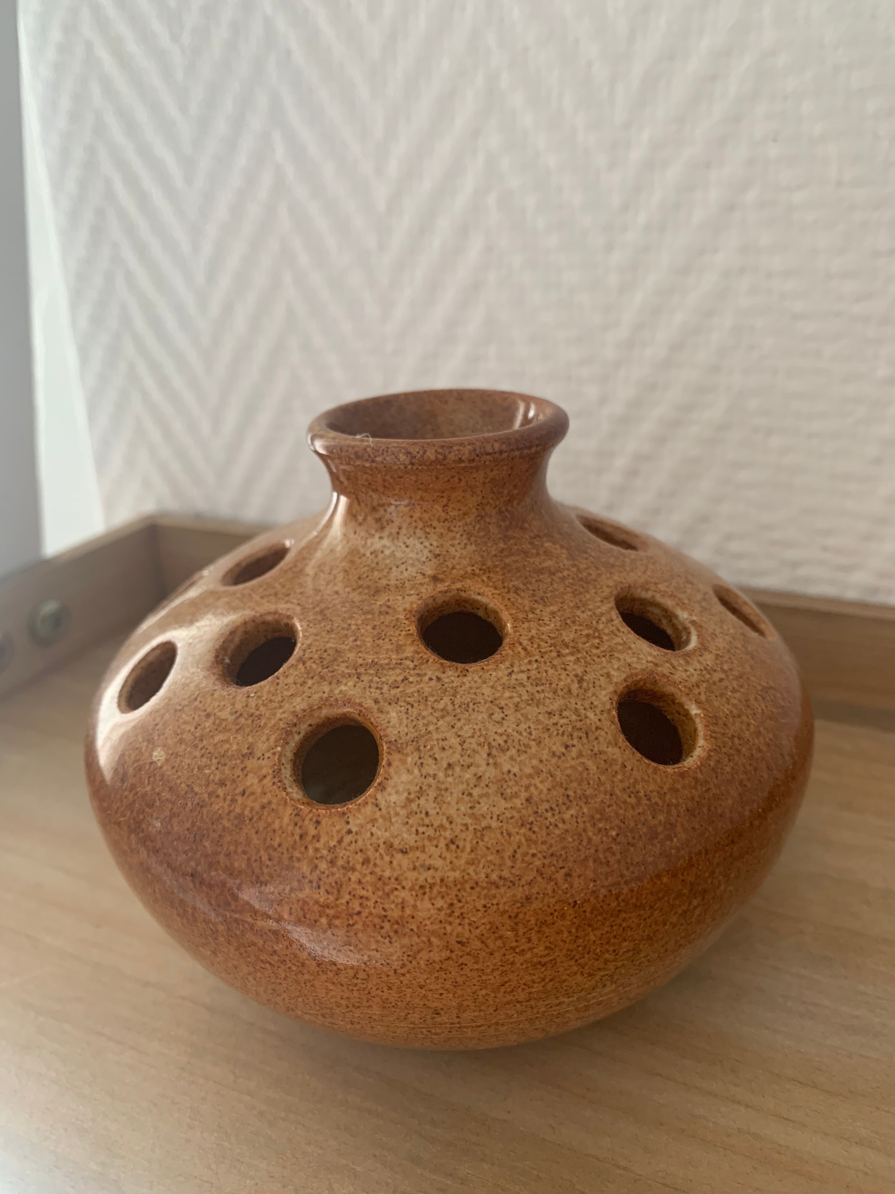 Vase pique-fleurs en grès signe Dehoux